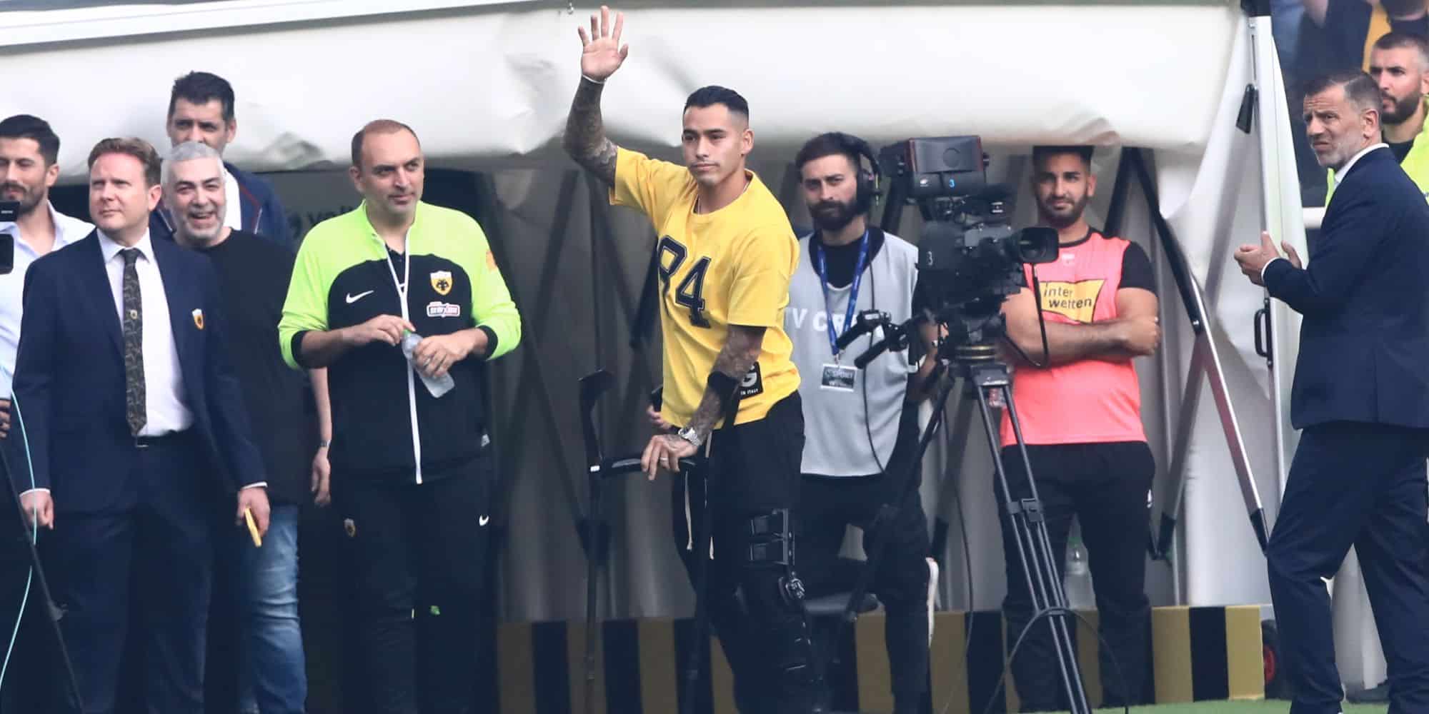 Ο Σέρχιο Αραούχο με πατερίτσες στο γήπεδο της ΑΕΚ