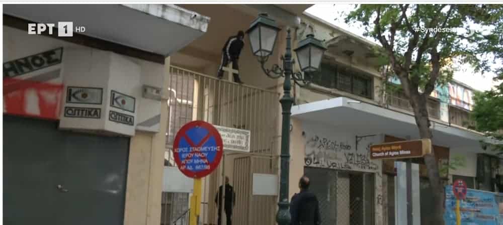 Θεσσαλονίκη: Κινηματογραφική καταδίωξη κουκουλοφόρων από ταράτσα σε ταράτσα - Συνελήφθησαν δύο άτομα (εικόνες & βίντεο)