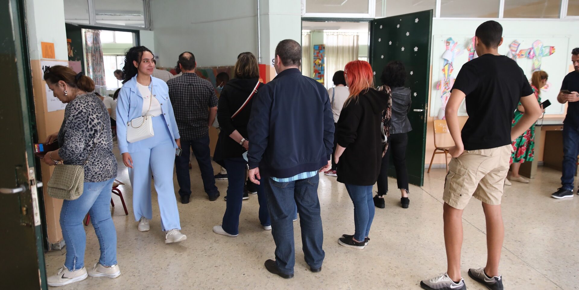Πολίτες περιμένουν να ψηφίσουν στις εκλογές
