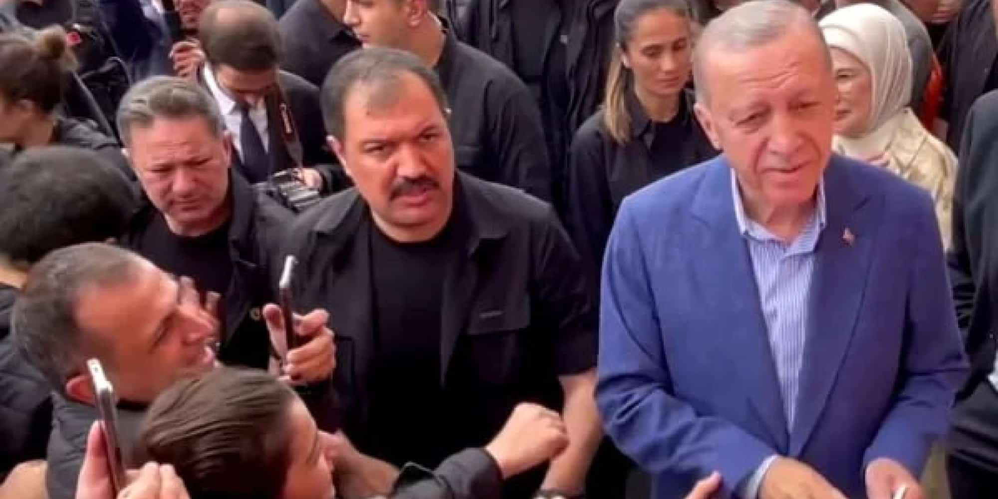 Ο Ερντογάν μοίρασε χρήματα σε υποστηρικτές του έξω από εκλογικό τμήμα