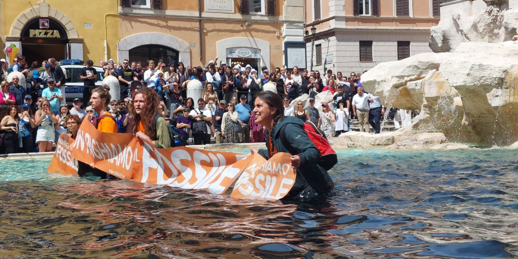 Italia: gli attivisti versano liquido nero nella Fontana di Trevi dopo una devastante alluvione