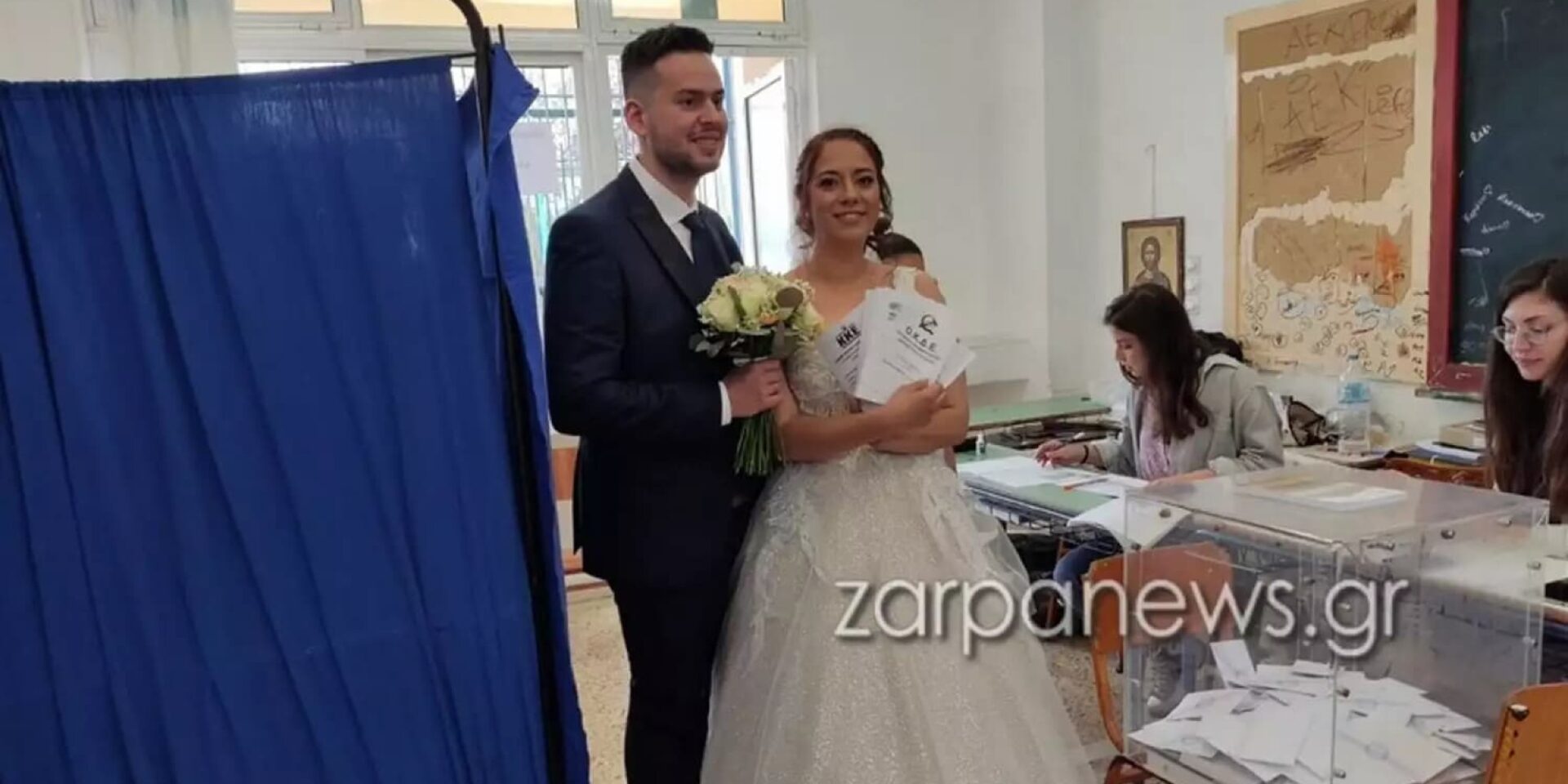 Ζευγάρι πήγε να ψηφίσει αμέσως μετά τον γάμο του για τις εκλογές