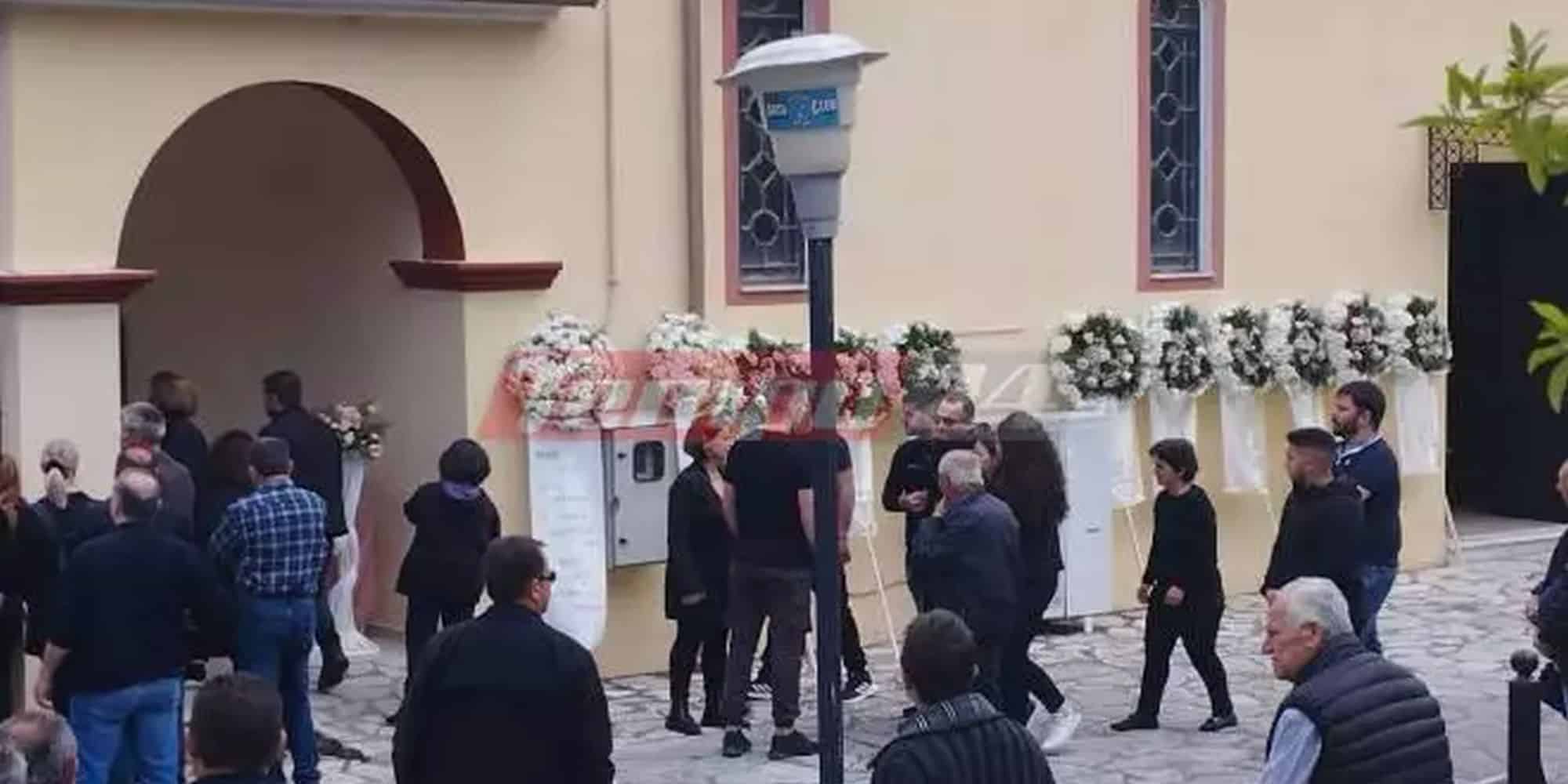 goneis brefous arta kentriki - Άρτα: Αγκαλιασμένοι έφτασαν στην κηδεία του βρέφους οι γονείς του - Κατέρρευσε ο πατέρας του (εικόνα)