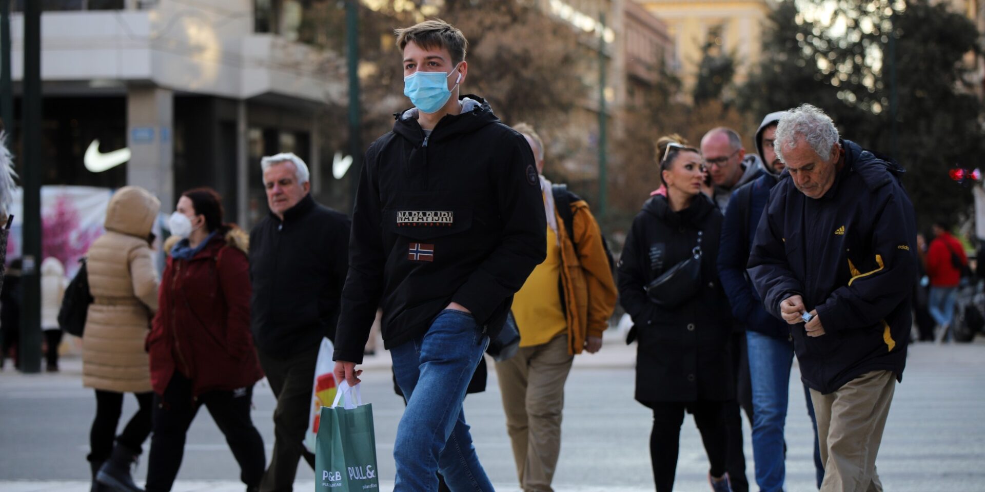 Κόσμος φοράει μάσκα για τον κορονοϊό