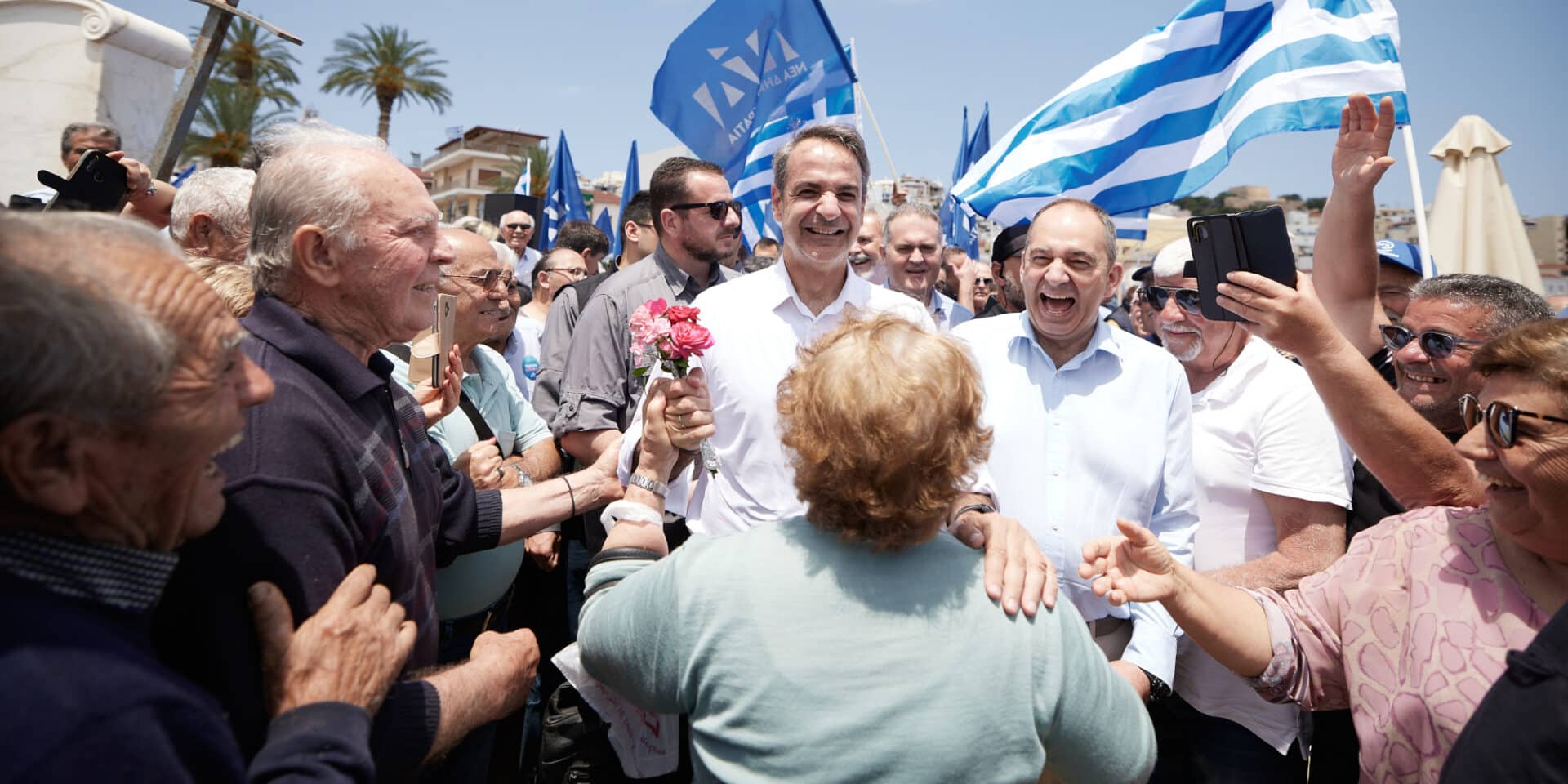 Ο Κυριάκος Μητσοτάκης με κατοίκους της Σητείας