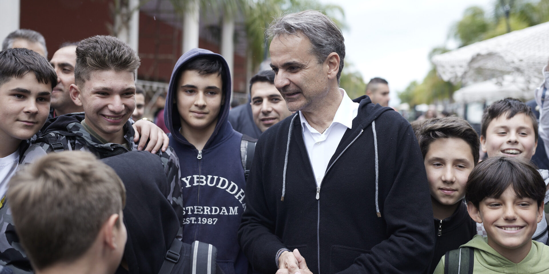Ο Κυριάκος Μητσοτάκης περιτριγυρισμένος από παιδιά
