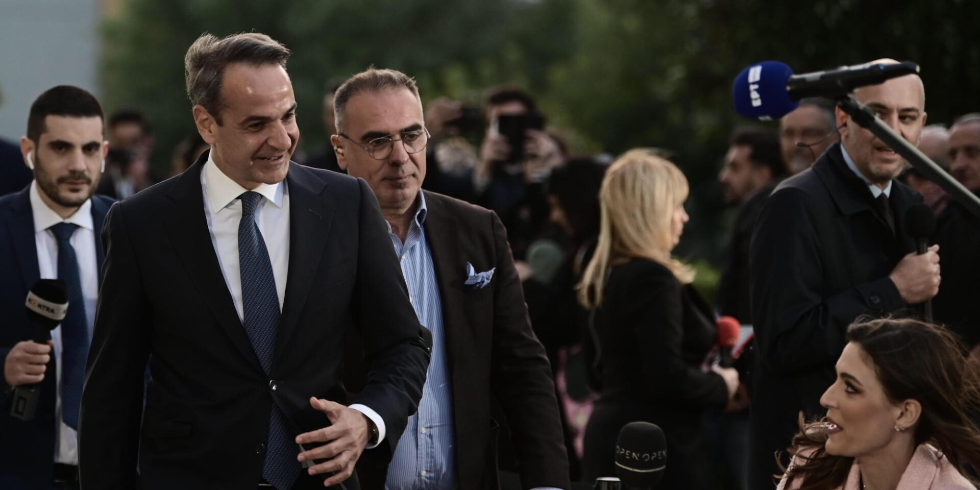 Ο Κυριάκος Μητσοτάκης στο ραδιομέγαρο της ΕΡΤ
