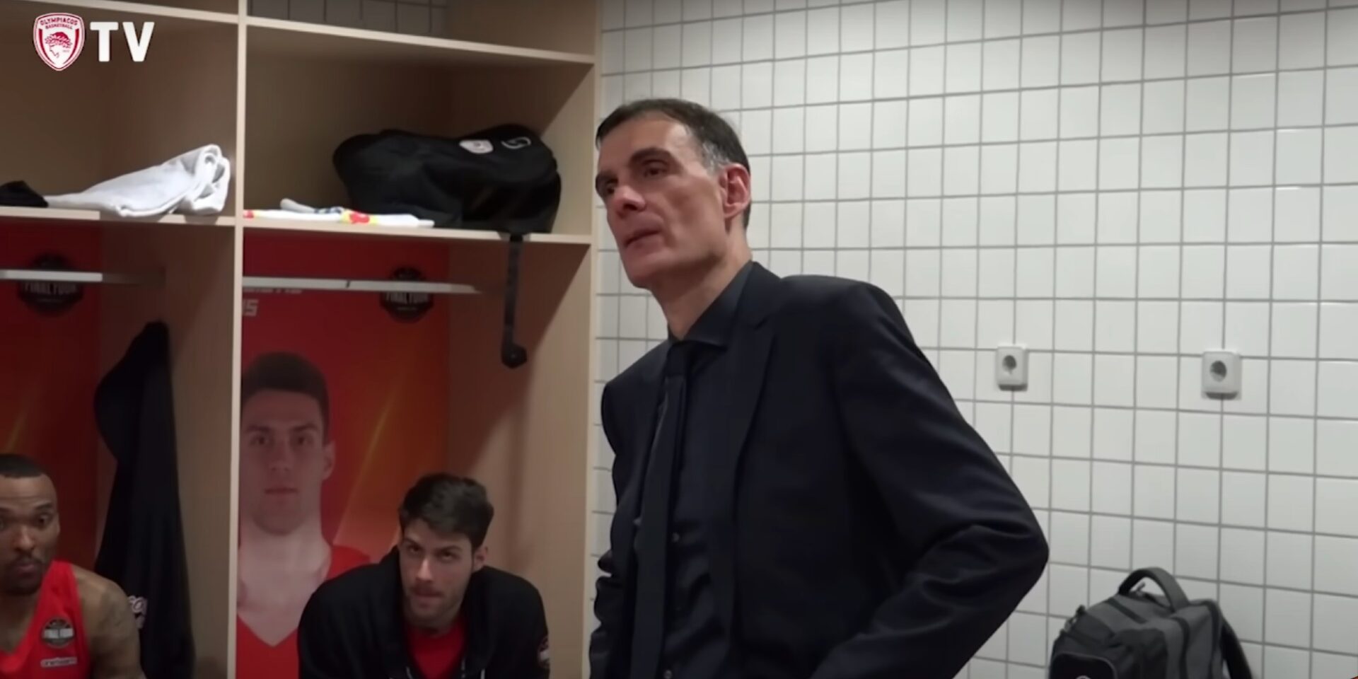 Ο Γιώργος Μπάρτζωκας στα αποδυτήρια