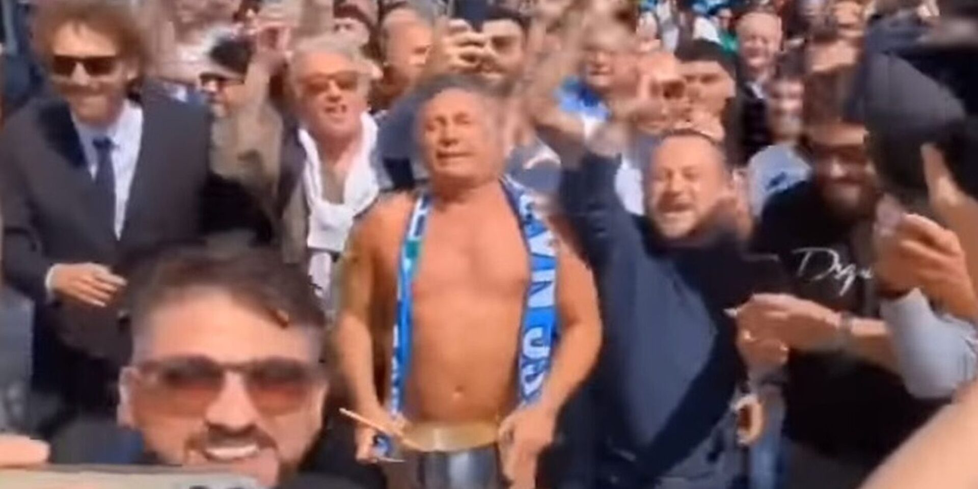 Ο ηθοποιός Φραντσέσκο Παολαντόνι πανηγυρίζει το πρωτάθλημα της Νάπολι