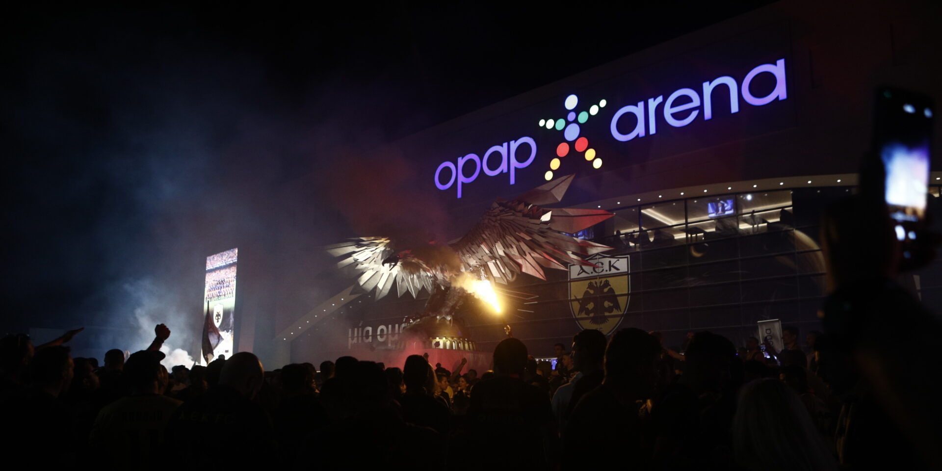 Οπαδοί της ΑΕΚ έξω από την OPAP ARENA