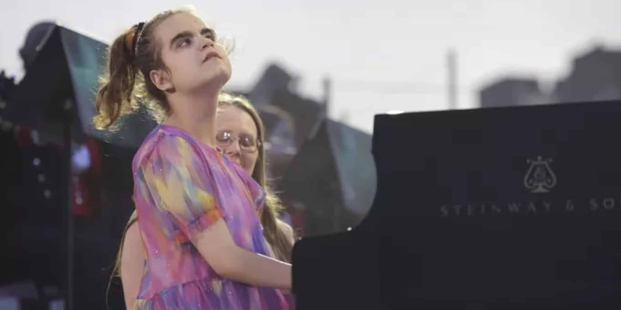 Η 13χρονη τυφλή πιανίστρια που έπαιξε στη συναυλία της στέψης του βασιλιά στο Λονδίνο
