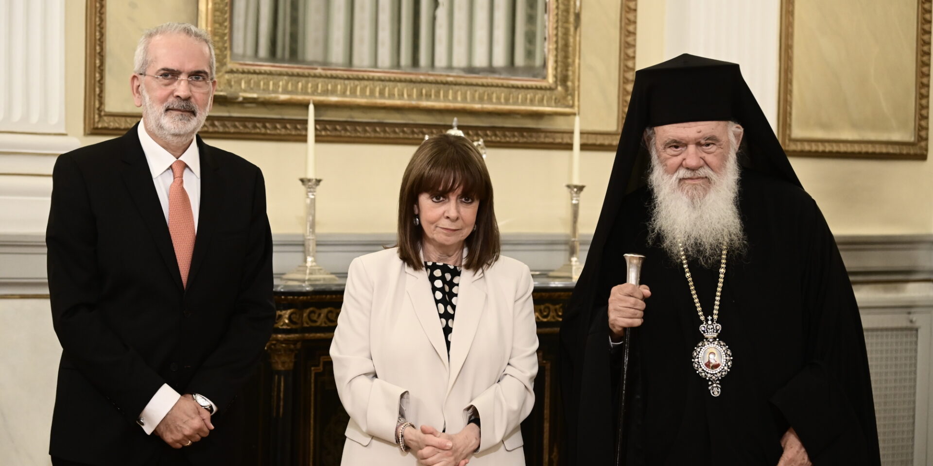 Ο Ιωάννης Σαρμάς, με την ΠτΔ και τον Αρχιεπίσκοπο Ιερώνυμο