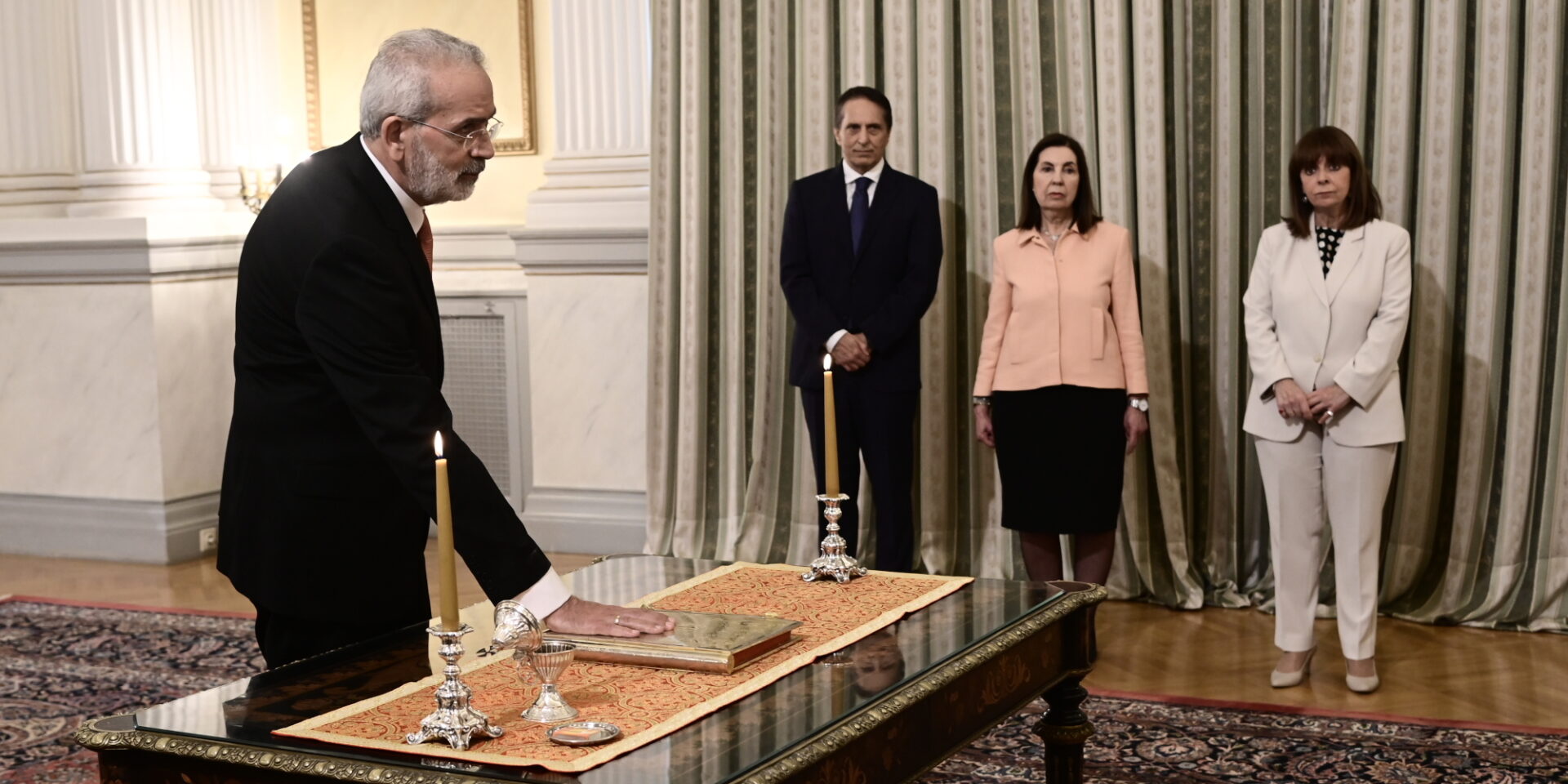 Ο Ιωάννης Σαρμάς ορκίστηκε υπηρεσιακός πρωθυπουργός