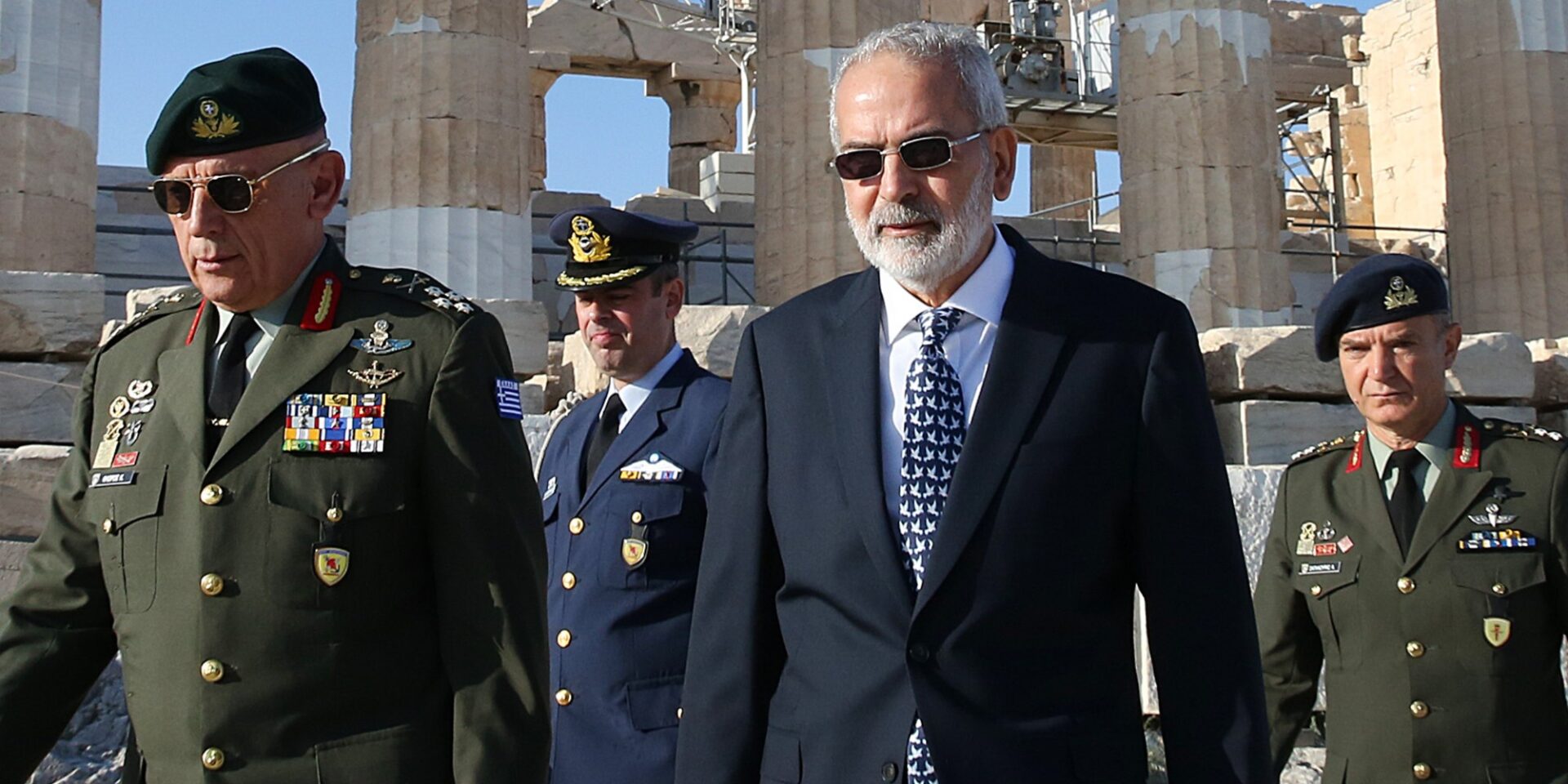 O Ιωάννης Σαρμάς στην έπαρση σημαίας στην Ακρόπολη