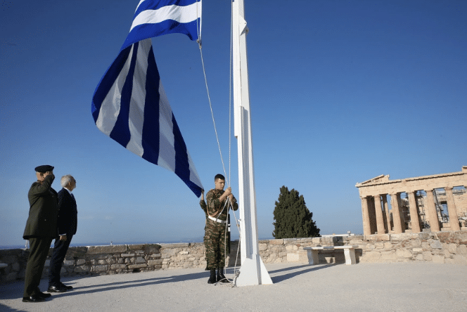 sarmas4 - Στην έπαρση σημαίας στην Ακρόπολη ο Ιωάννης Σαρμάς (εικόνες)