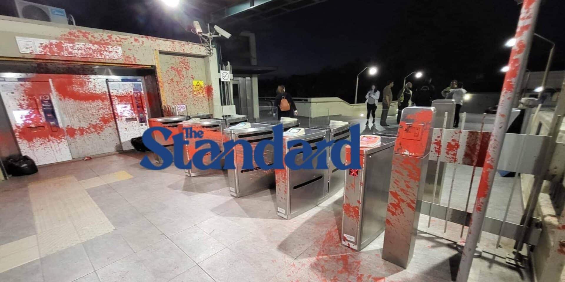 Κουκουλοφόροι επιτέθηκαν στο σταθμό του ΗΣΑΠ στο Θησείο