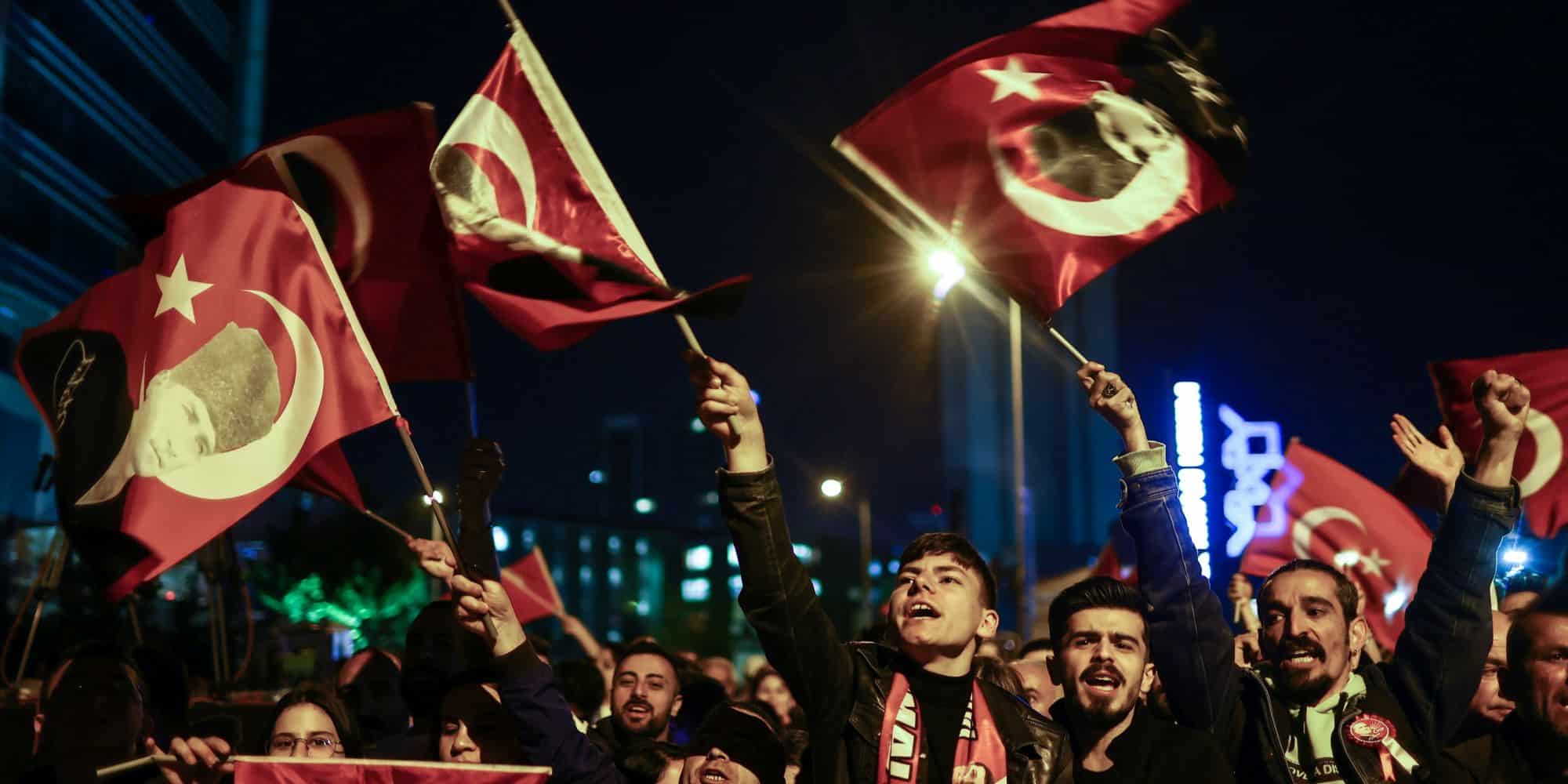 Πολίτες στην Τουρκία με σημαίες