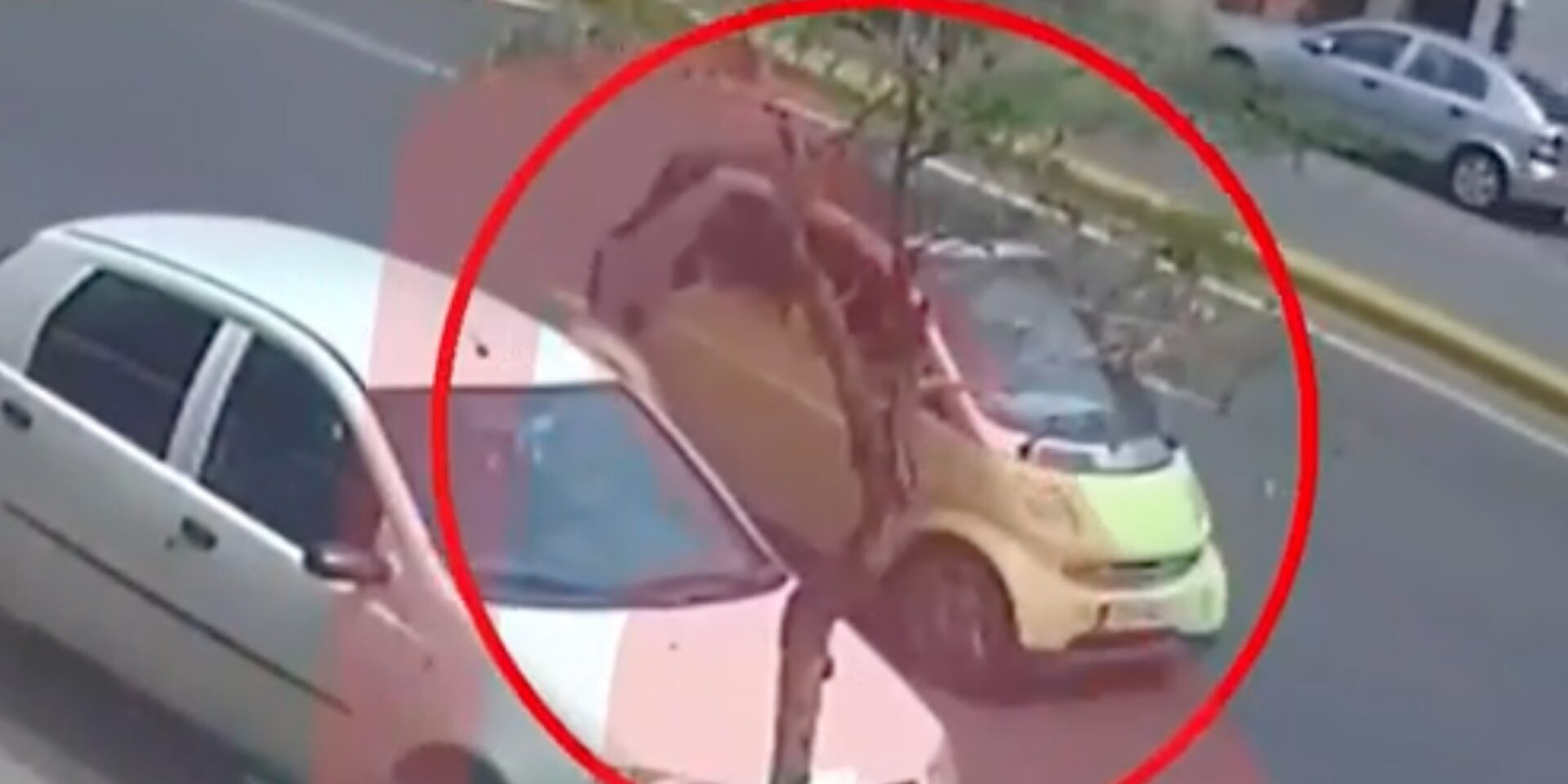 Το αυτοκίνητο που ενεπλάκη σε τροχαίο στην Καλλιθέα