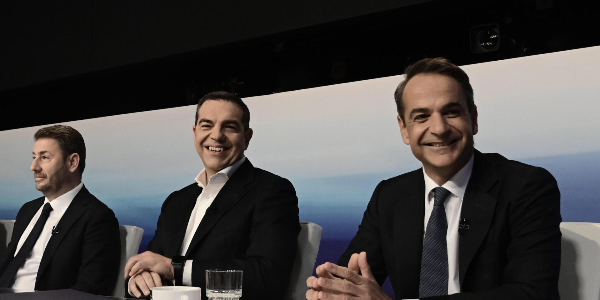 Ο Αλέξης Τσίπρας δίπλα στους Μητσοτάκη, Ανδρουλάκη