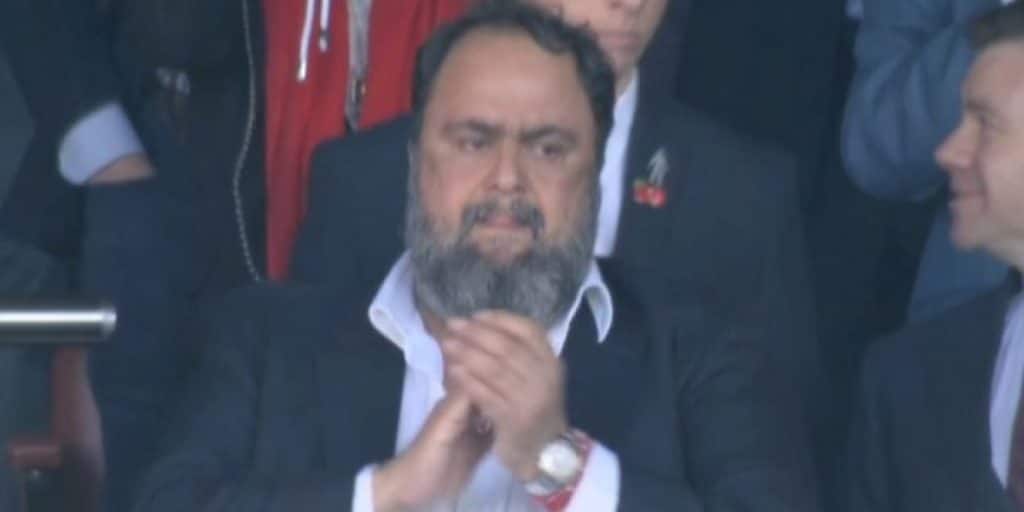 Ο Βαγγέλης Μαρινάκης στον αγώνα της Νότιγχαμ Φόρεστ με την Άρσεναλ