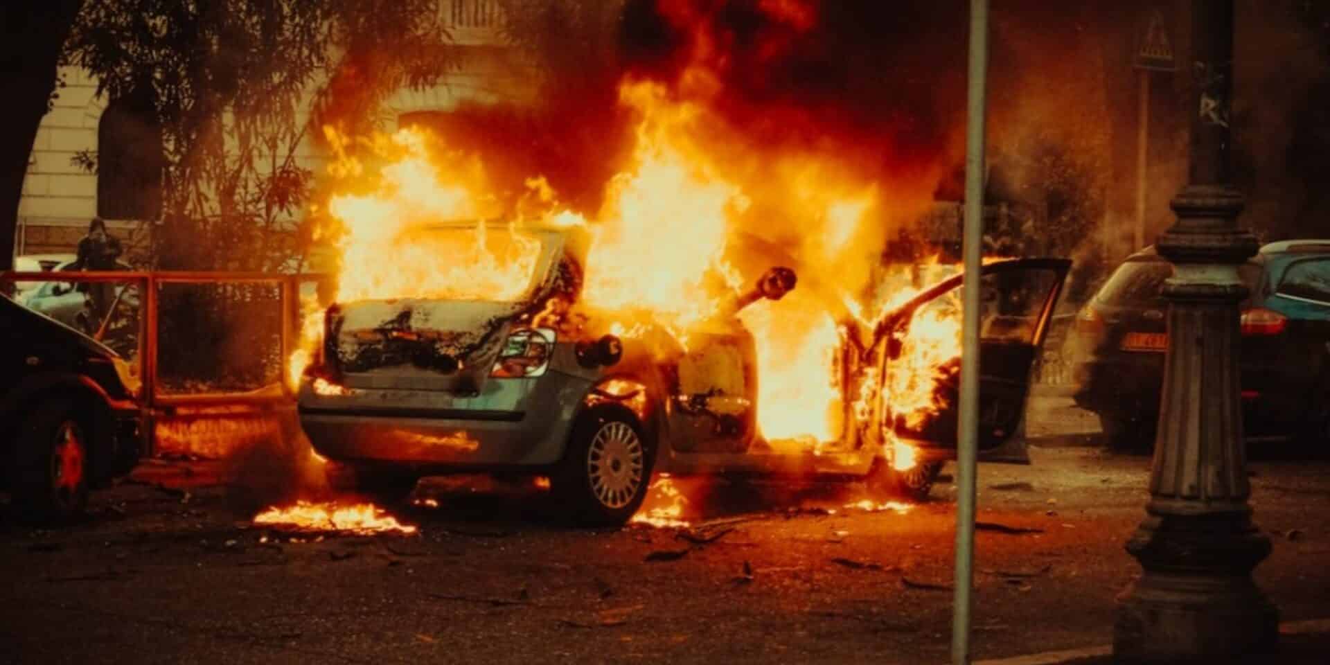 Αυτοκίνητο έχει πάρει φωτιά