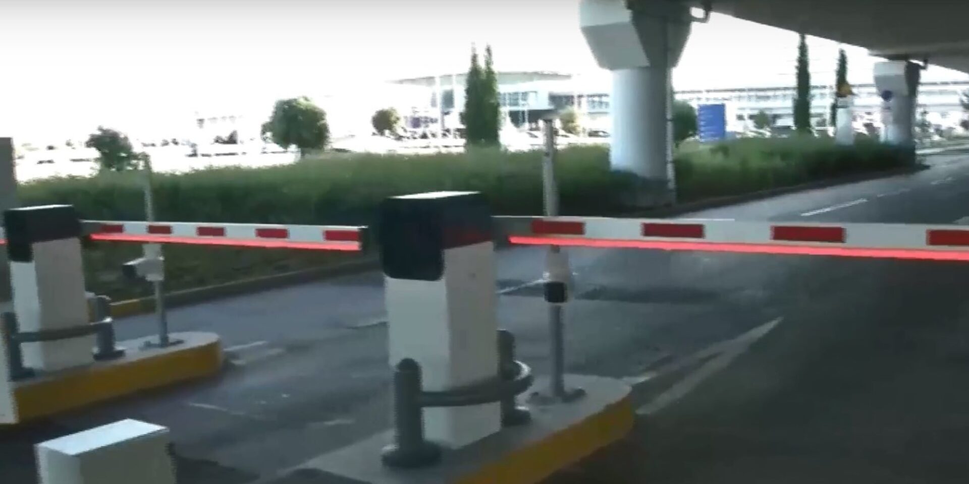 Οι μπάρες στο «Ελευθέριος Βενιζέλος»