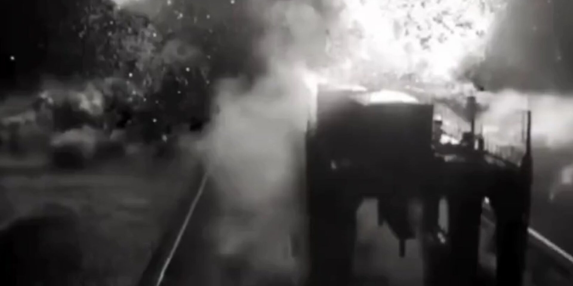 Εικόνα από τη στιγμή της έκρηξης στο φράγμα
