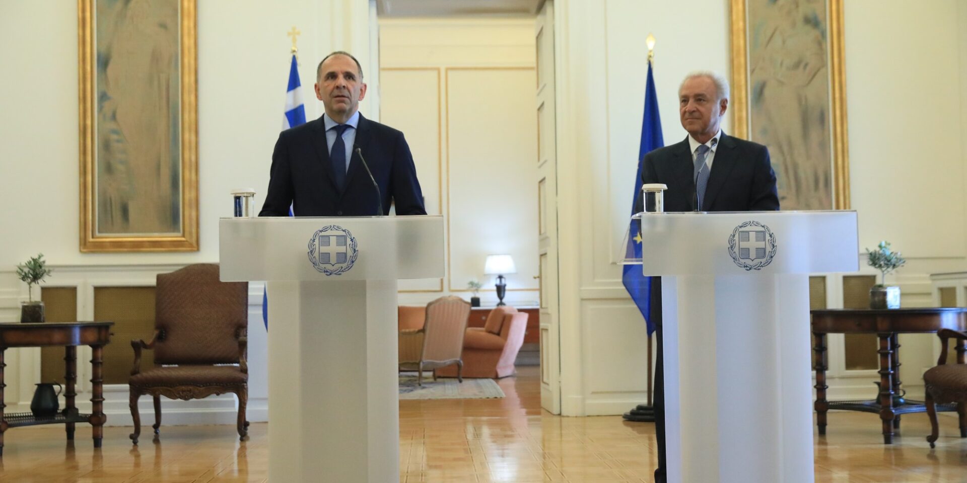 O Γιώργος Γεραπετρίτης κατά την παράδοση-παραλαβή του ΥΠΕΞ