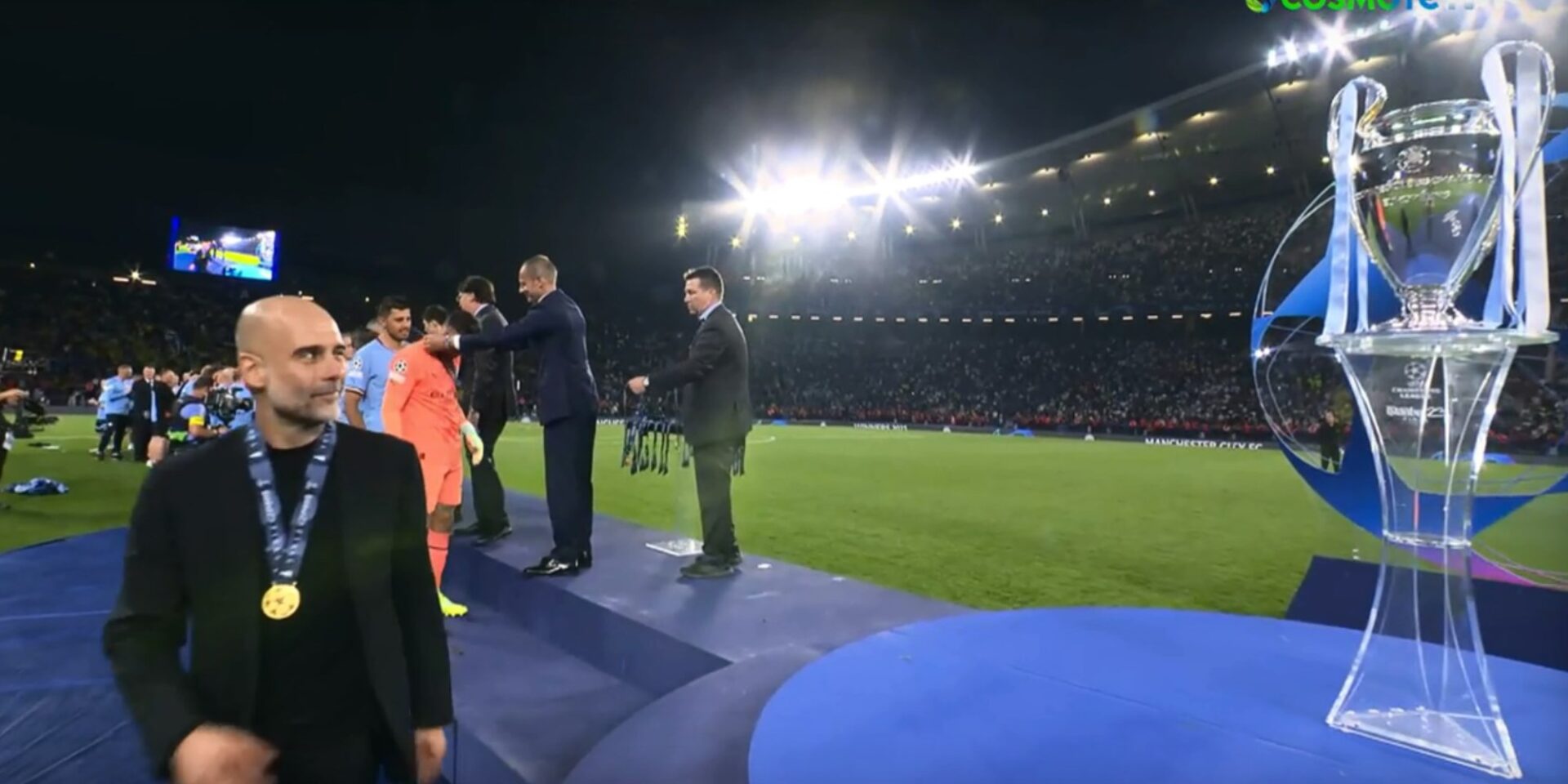 O Γκουαρδιόλα με το τρόπαιο του Champions League