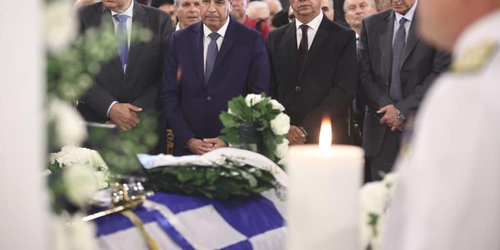 Μιχάλης Κωσταράκος: Σε κλίμα συγκίνησης η κηδεία του στρατηγού - Έστειλε στεφάνι ο Χουλουσί Ακάρ (εικόνες)