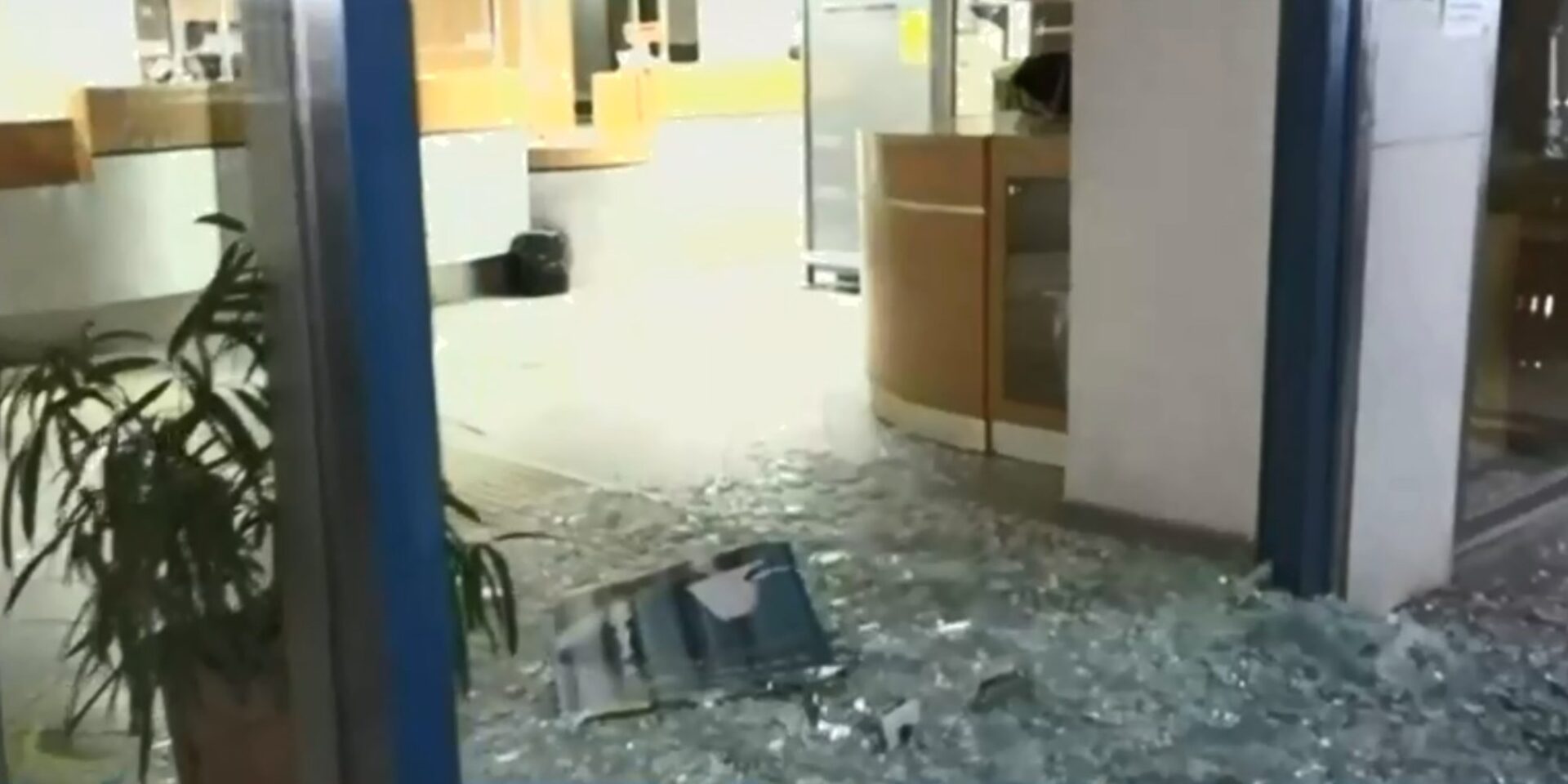 Εικόνα από την καταδρομική επίθεση κουκουλοφόρων στο Κουκάκι