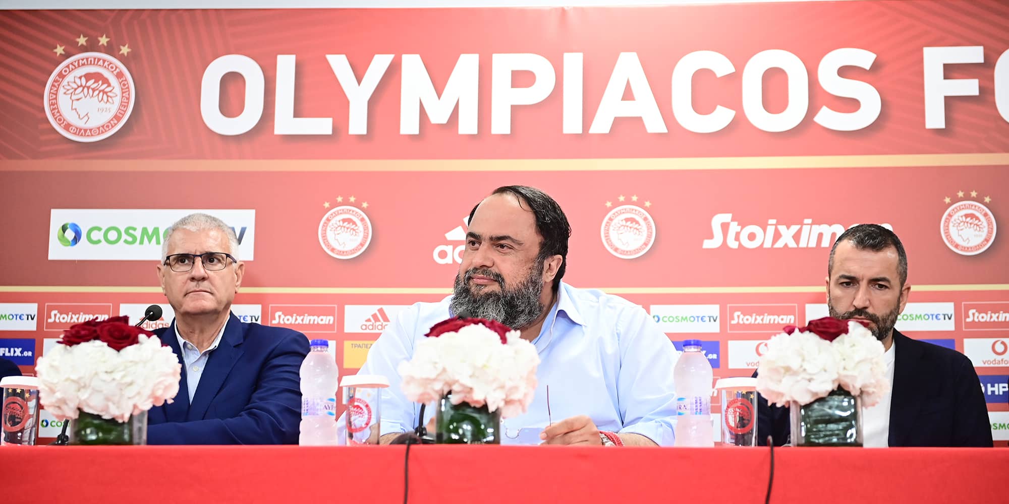 Ο νέος προπονητής του Ολυμπιακού, Ντιέγκο Μαρτίνεθ (δεξιά). με τον πρόεδρο της ΠΑΕ Βαγγέλη Μαρινάκη και τον αθλητικό διευθυντή Αντόνιο Κορδόν (αριστερά)