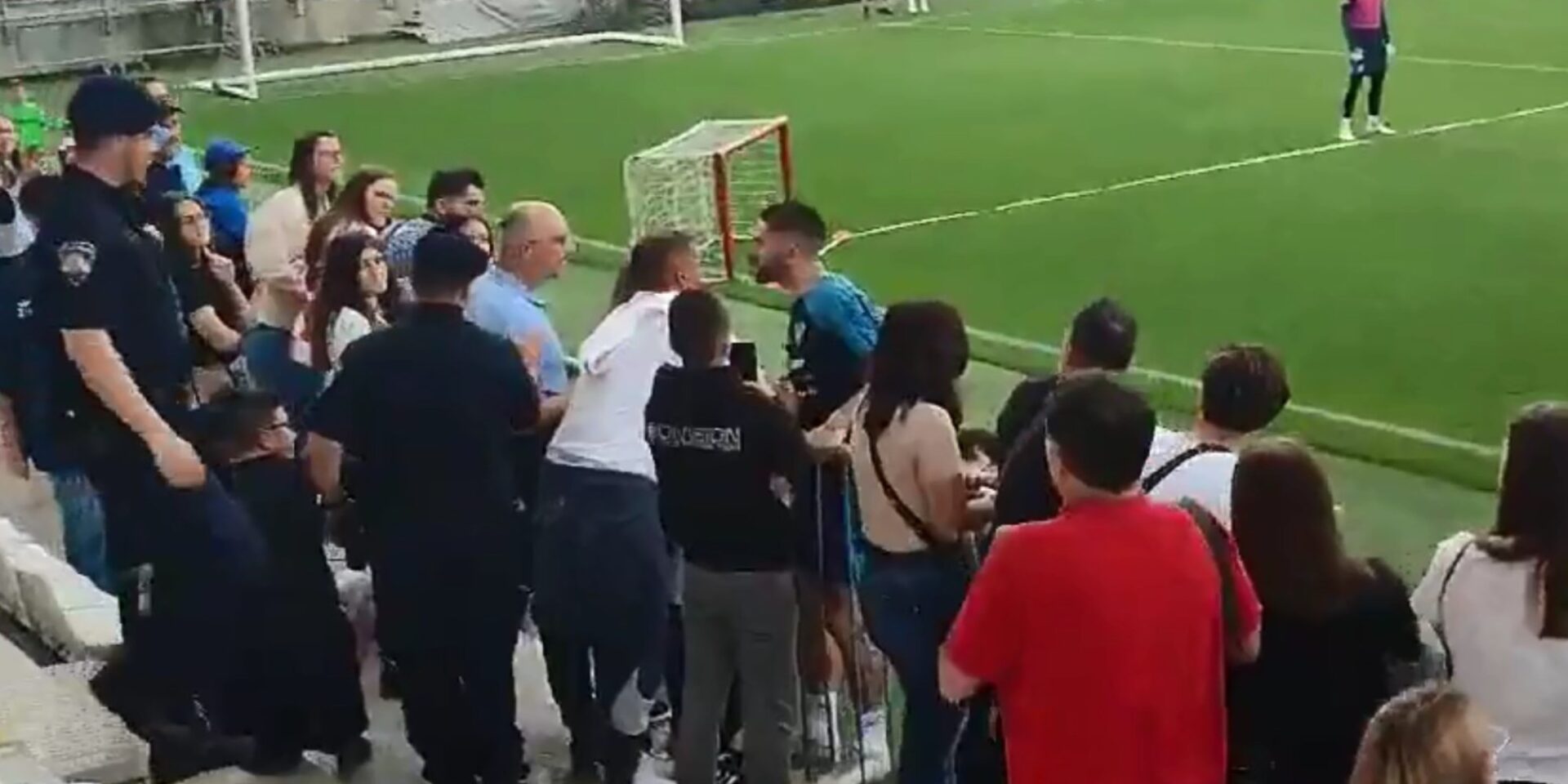 H στιγμή που ο Μάρκο Λιβάγια τσακώνεται με οπαδό στην κερκίδα