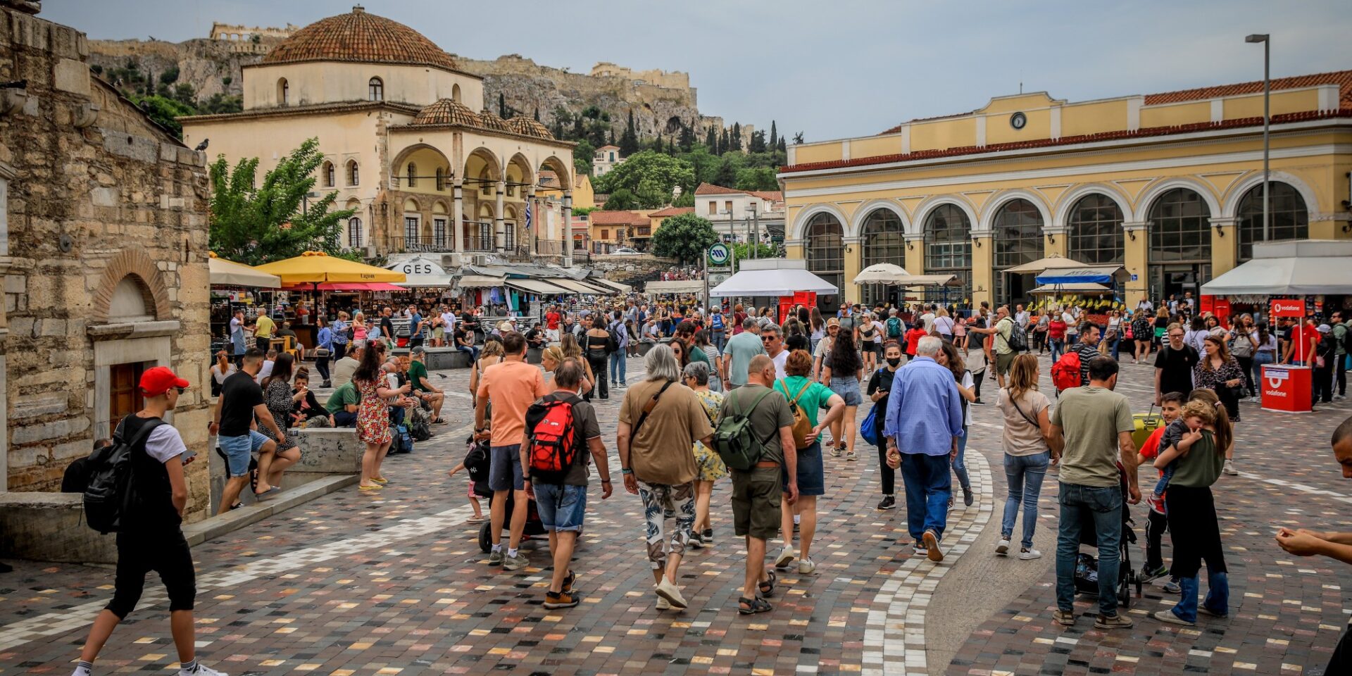 Κόσμος στο Μοναστηράκι