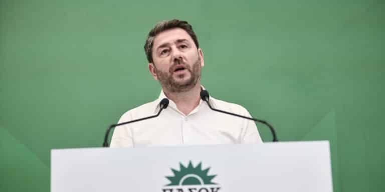 Ο Νίκος Ανδρουλάκης επανεξελέγη πρόεδρος του ΠΑΣΟΚ – Τον συνεχάρη ο Χάρης Δούκας!