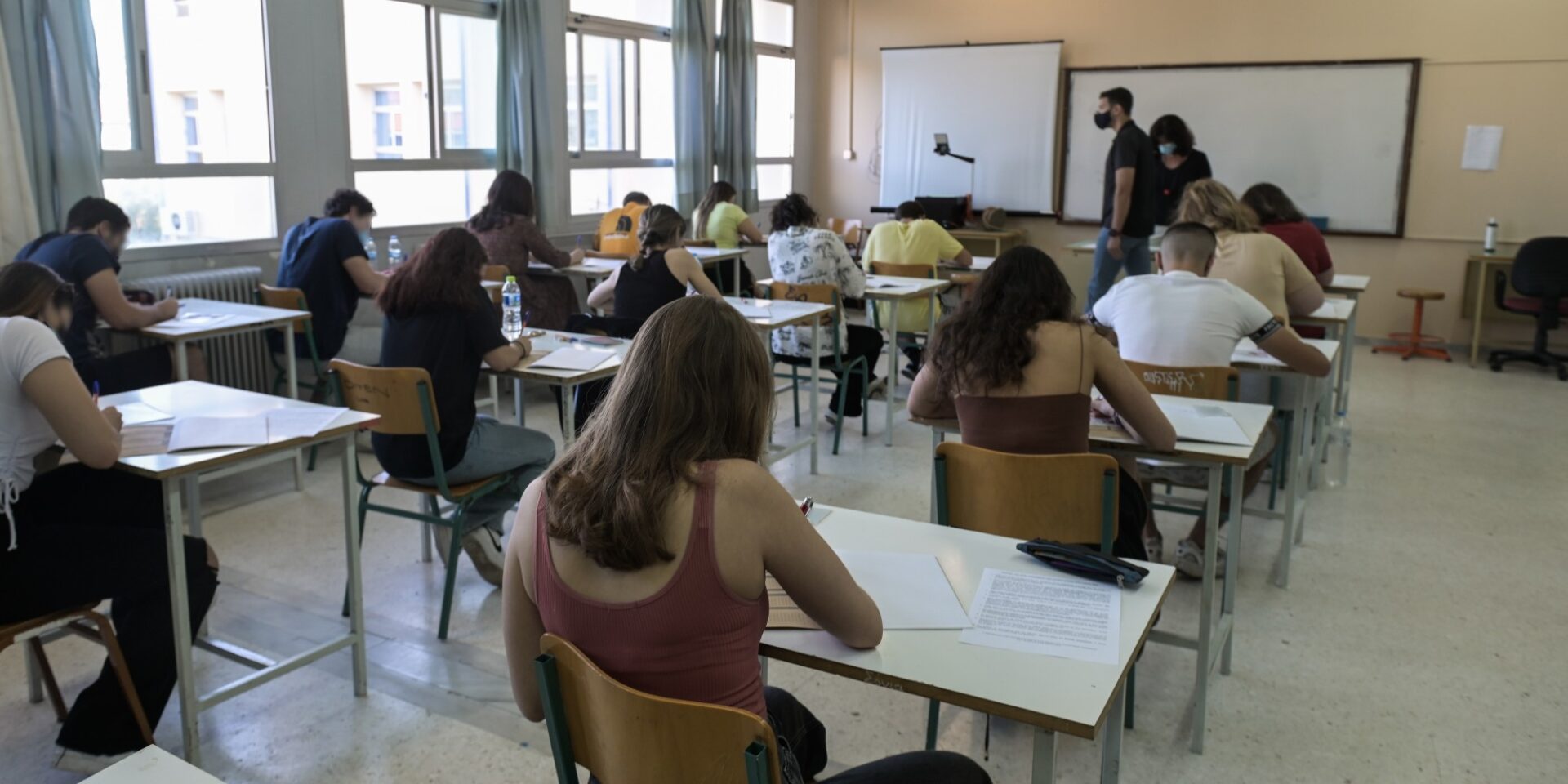 Μαθητές γράφουν Πανελλήνιες - Βάσεις Εισαγωγής
