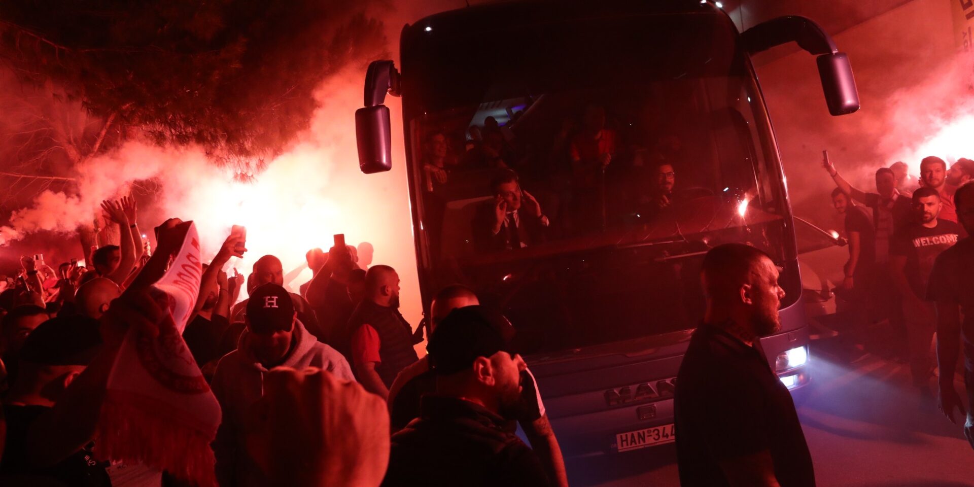 Ο κόσμος του Ολυμπιακού υποδέχθηκε την αποστολή στο ΣΕΦ