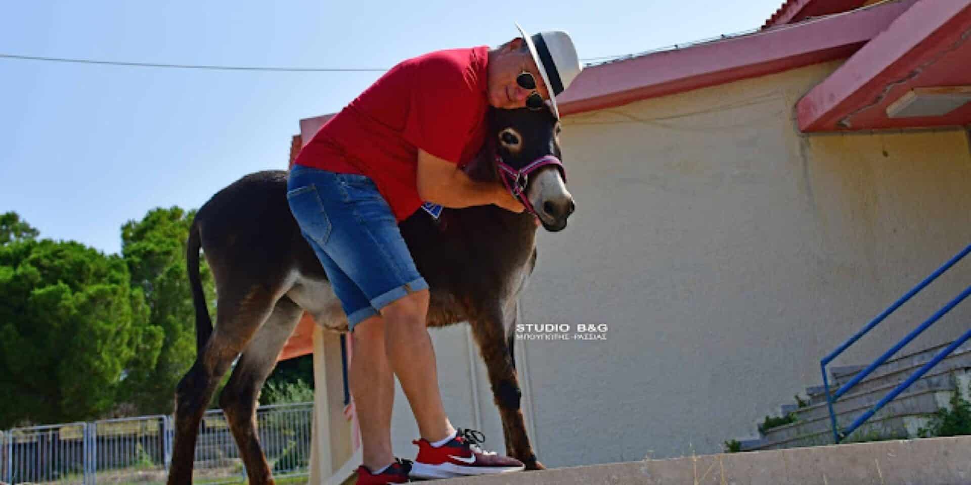 Παρέα με το γαϊδουράκι του αποφάσισε να ψηφίσει αγρότης στις εκλογές