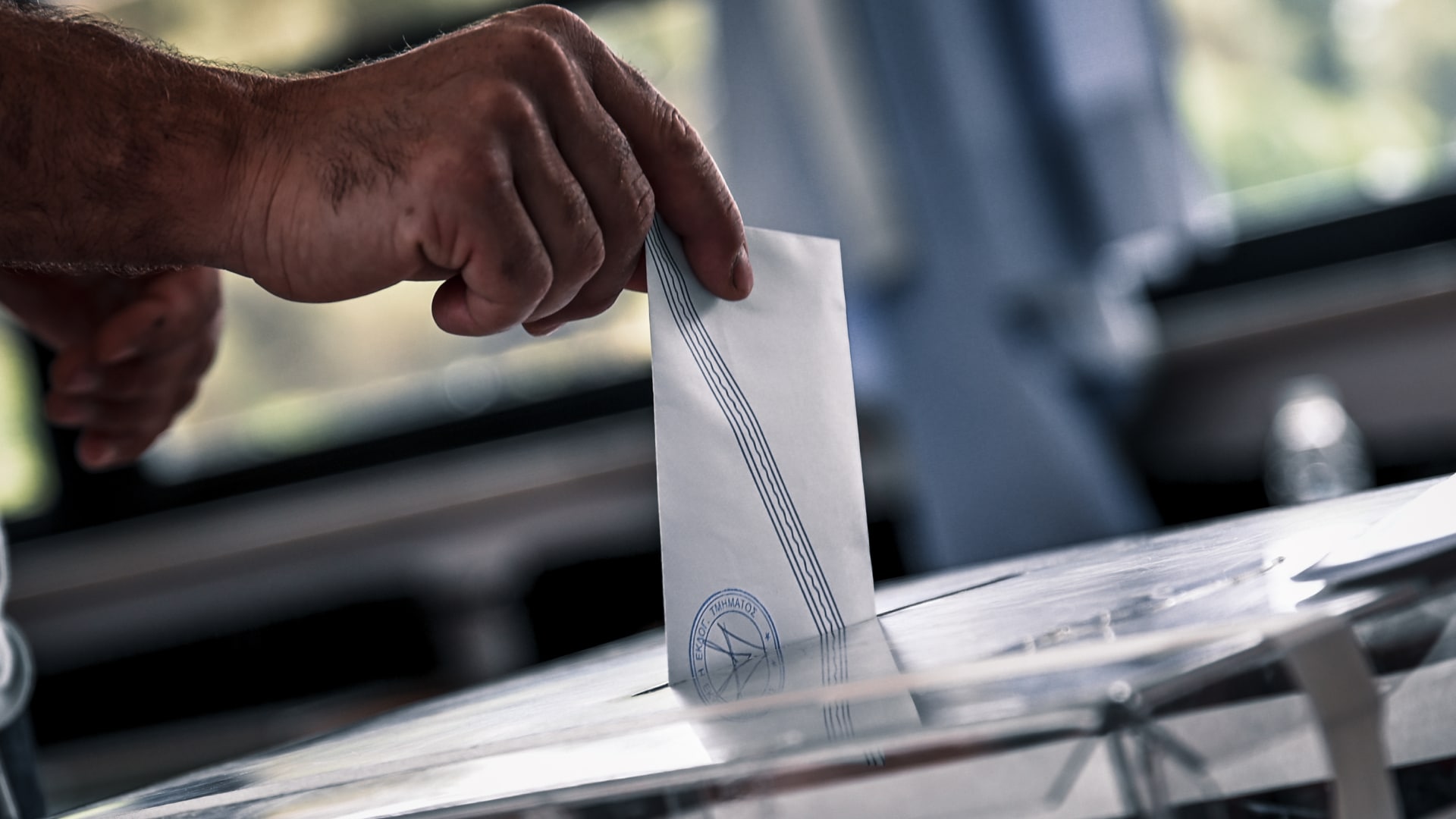 Πολίτης ψηφίζει στις εκλογές της 25ης Ιουνίου
