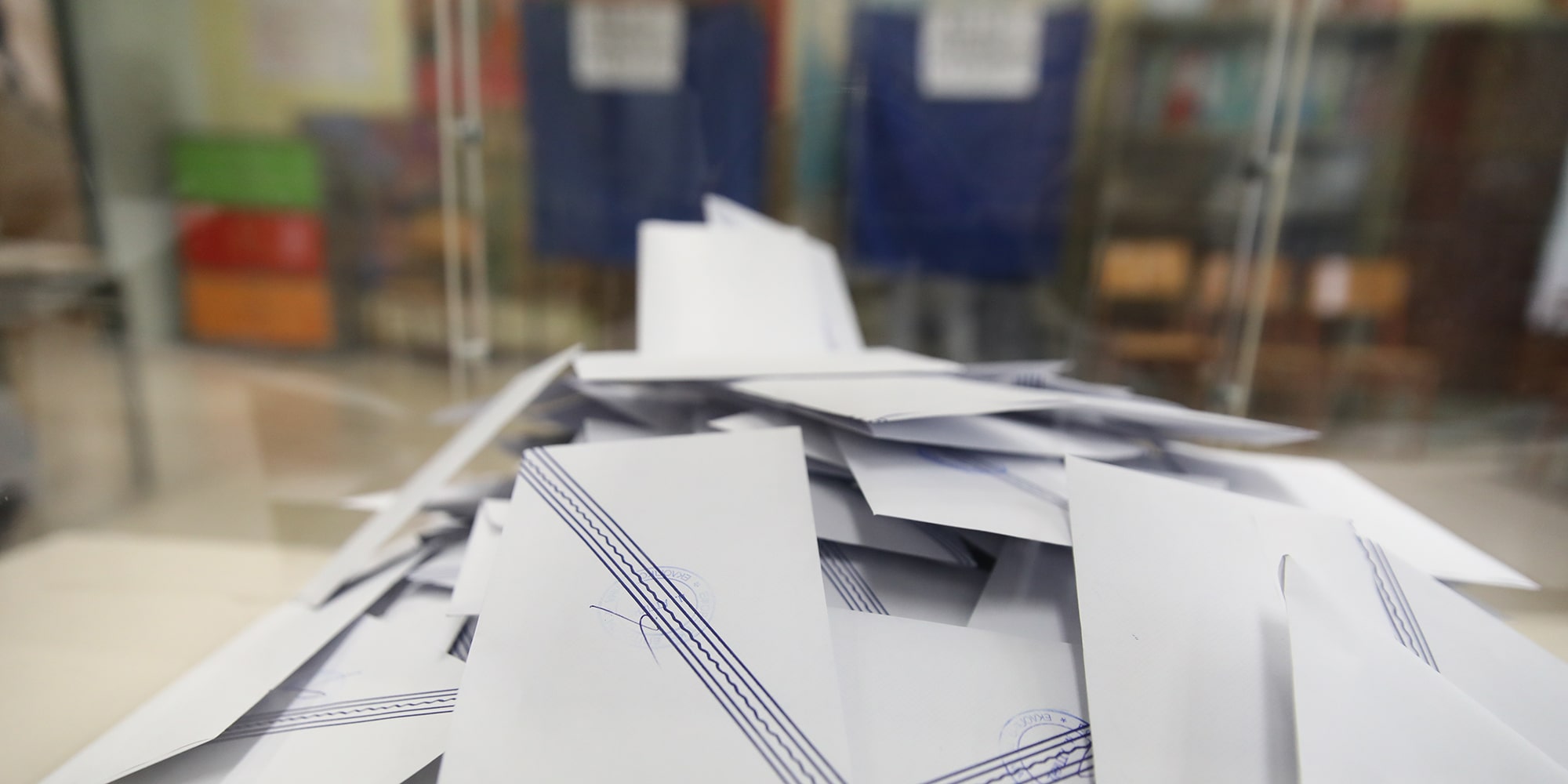 Φάκελοι σε εκλογικό κέντρο