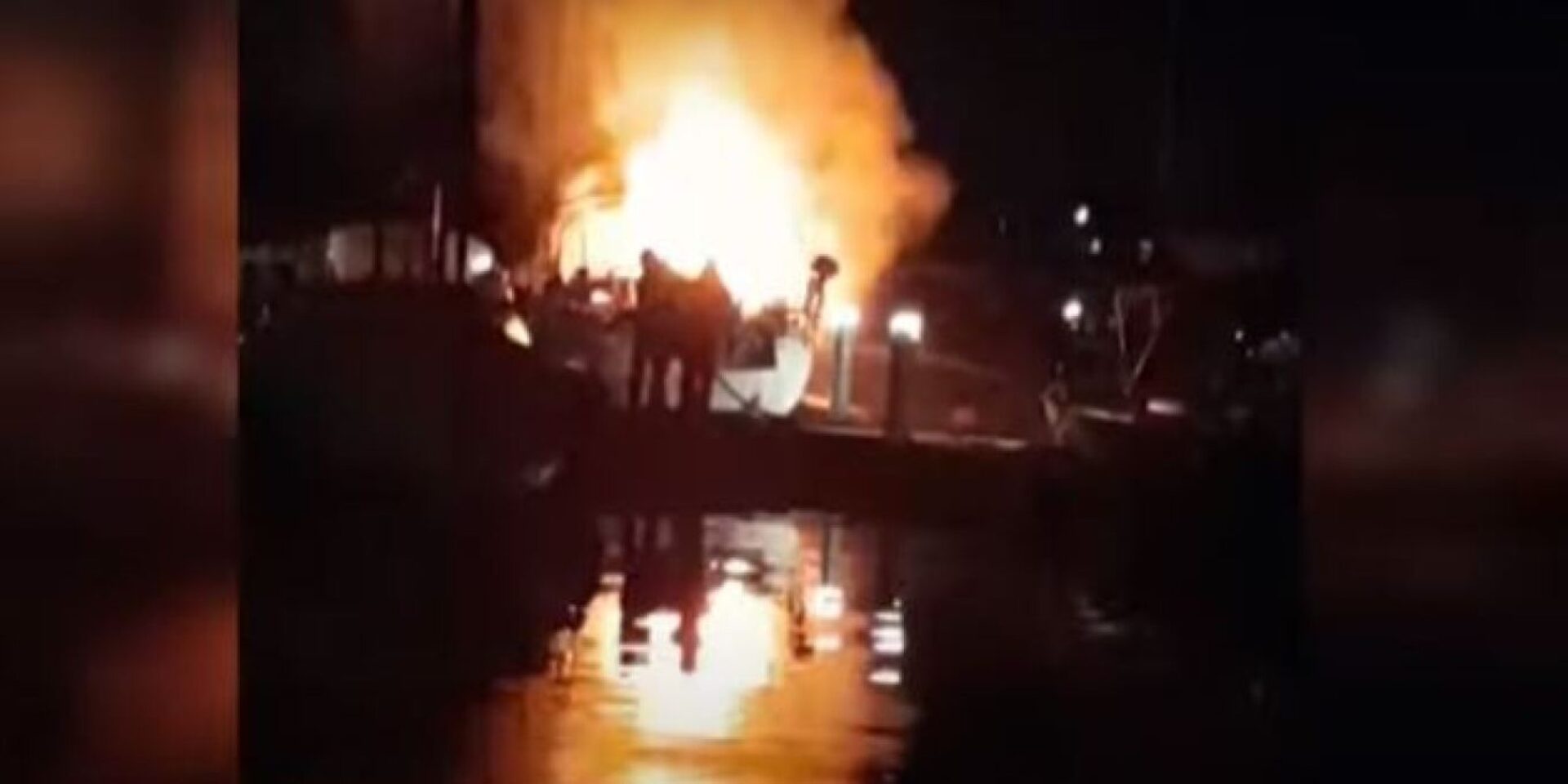 Ιστιοφόρο κάηκε ολοσχερώς σε μαρίνα στο Λαύριο