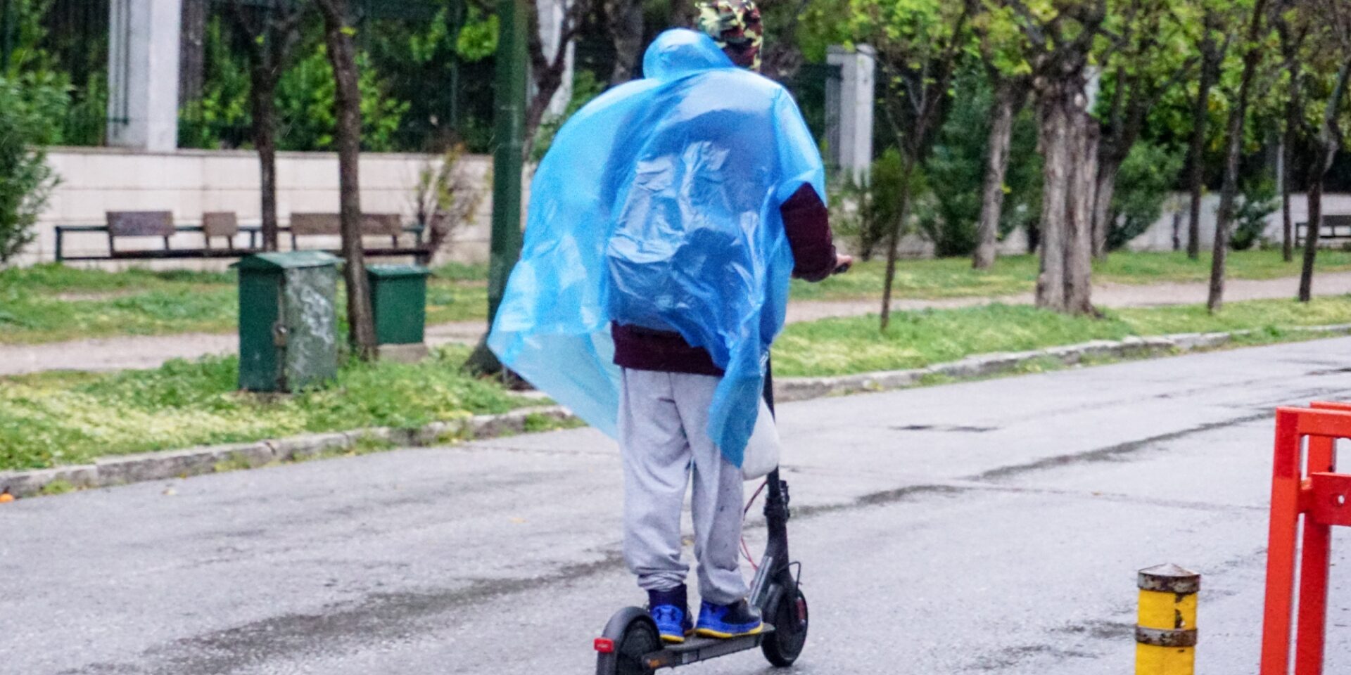 Ηλεκτρικό πατίνι με... βροχή