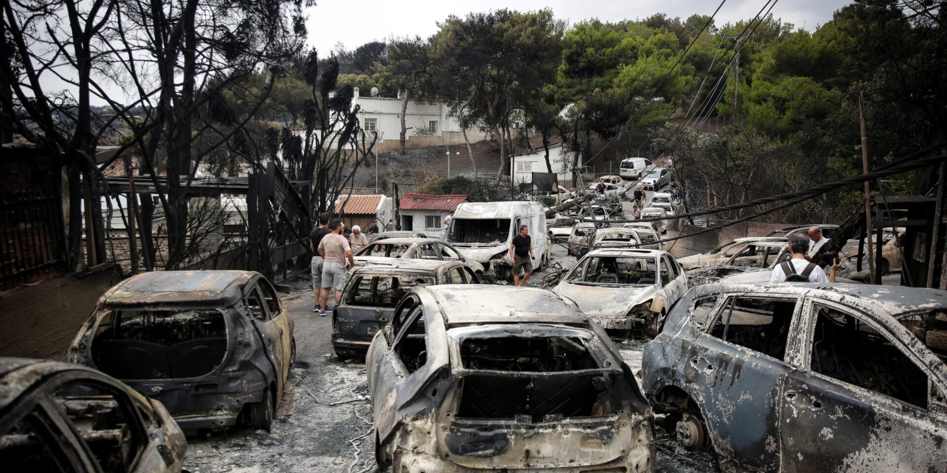 Καμμένα αυτοκίνητα μετά από τη φωτιά στο Μάτι