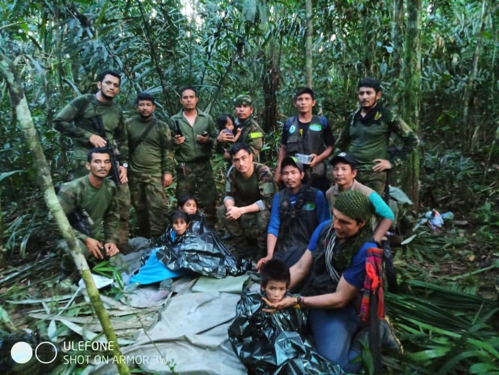 Ο στρατός στην Κολομβία δημοσιοποίησε μέσω Twitter περισσότερες φωτογραφίες από το σημείο όπου βρέθηκαν τα αδέλφια, καθισμένα πάνω σε λινάτσες, πλαισιωμένα από στρατιωτικούς και ιθαγενείς που τους πρόσφεραν να φάνε και να πιούνε
