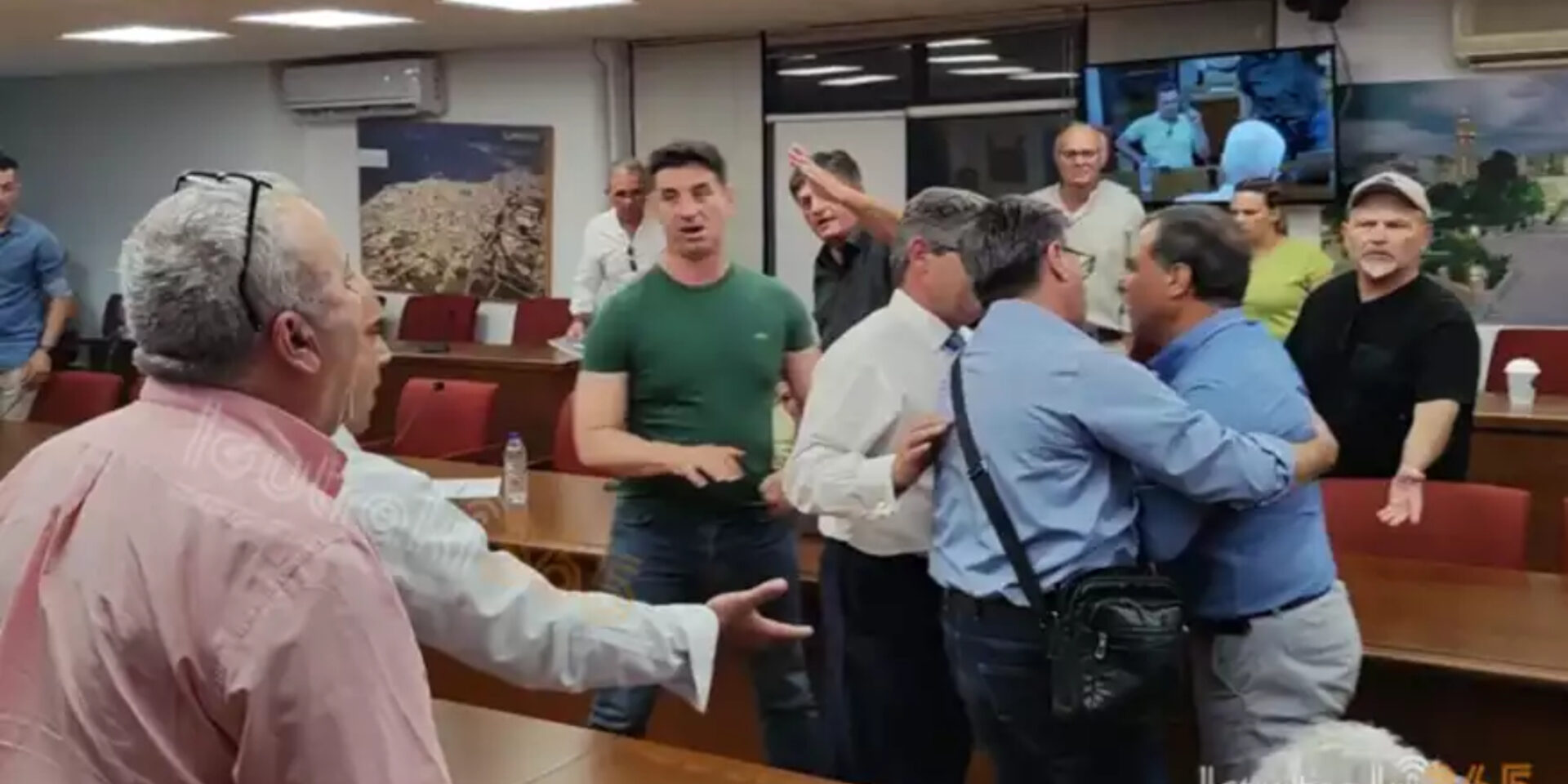 Χαμός στο δημοτικό συμβούλιο Κορινθίων