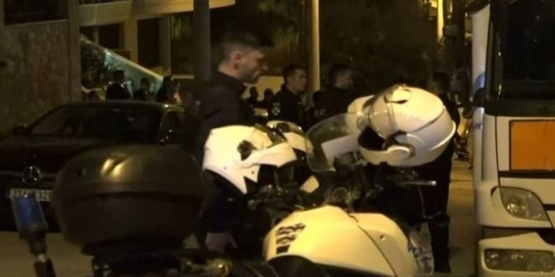 Αστυνομικοί στο σημείο της διπλής δολοφονίας στον Κορυδαλλό