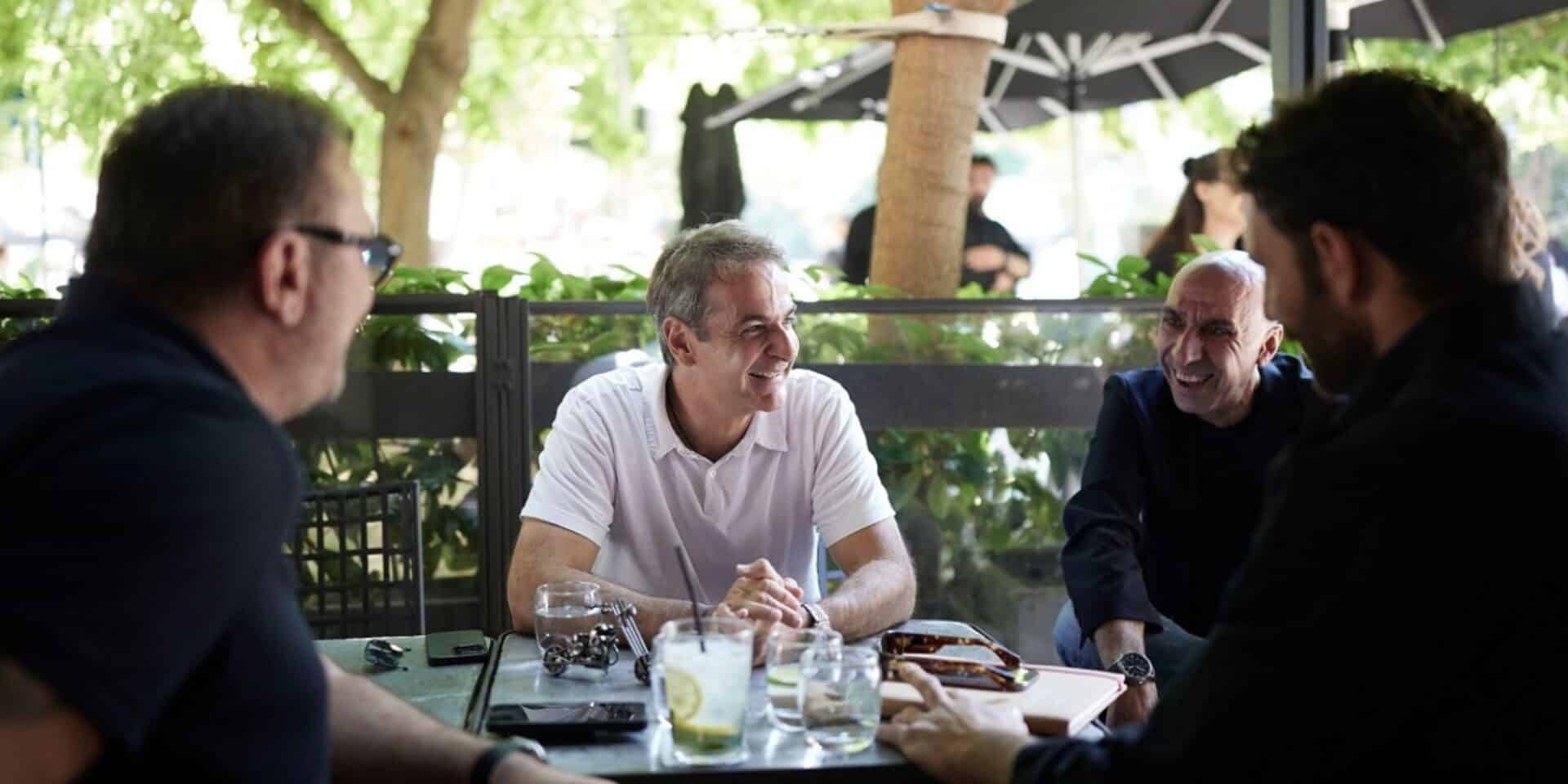 Ο Κυριάκος Μητσοτάκης σε καφετέρια