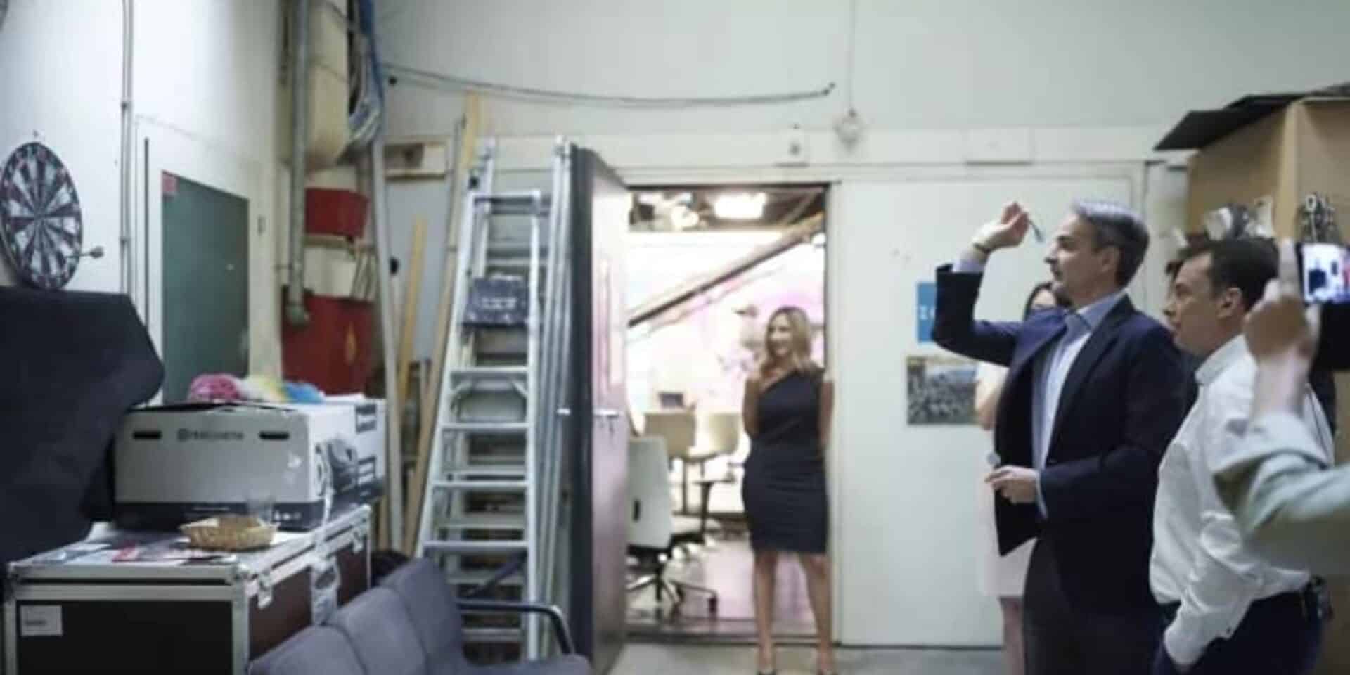 Ο Κυριάκος Μητσοτάκης έπαιξε βελάκια στον ΣΚΑΪ
