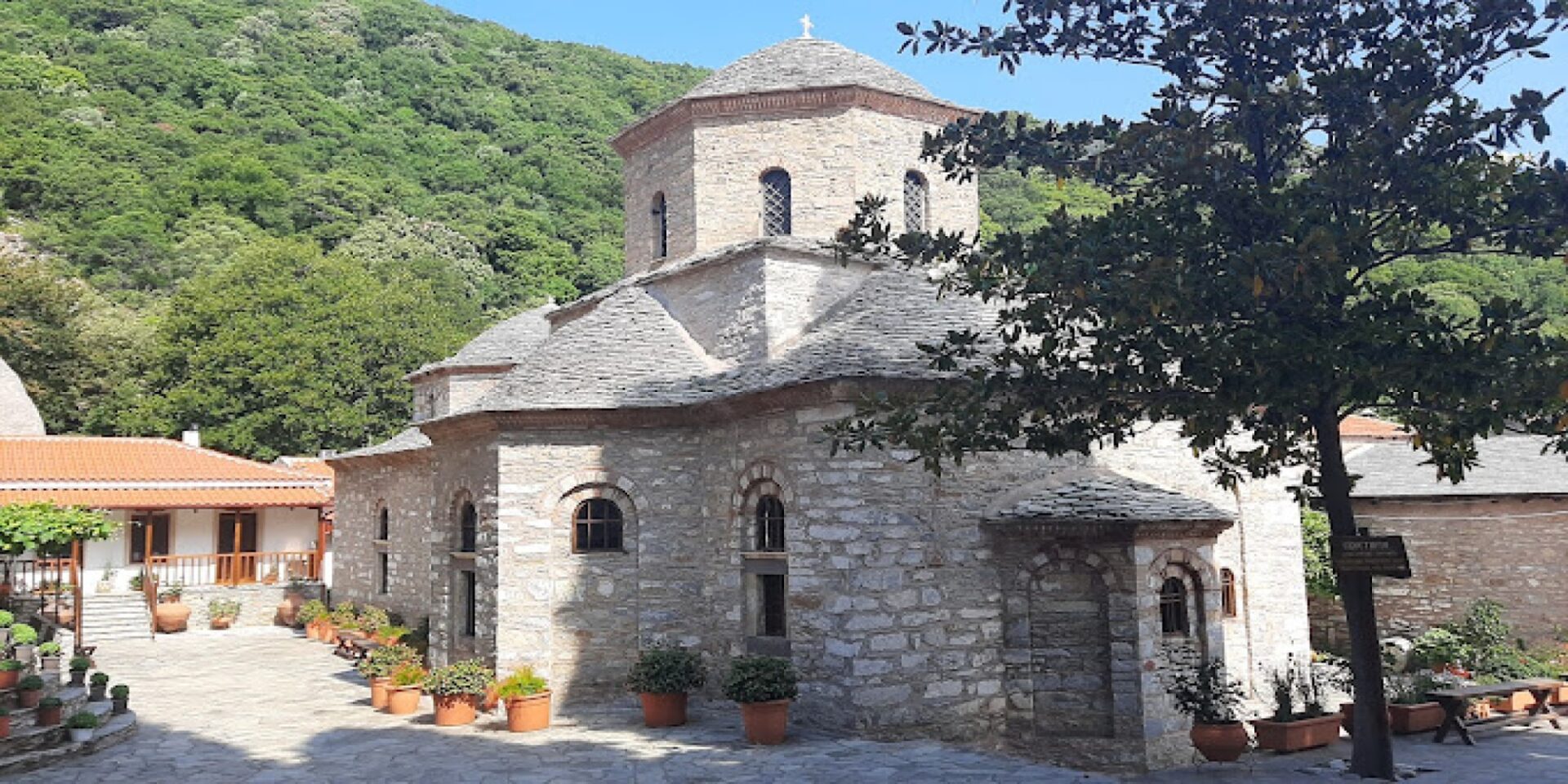 Η μονή της Ευαγγελίστριας - μοναστήρια