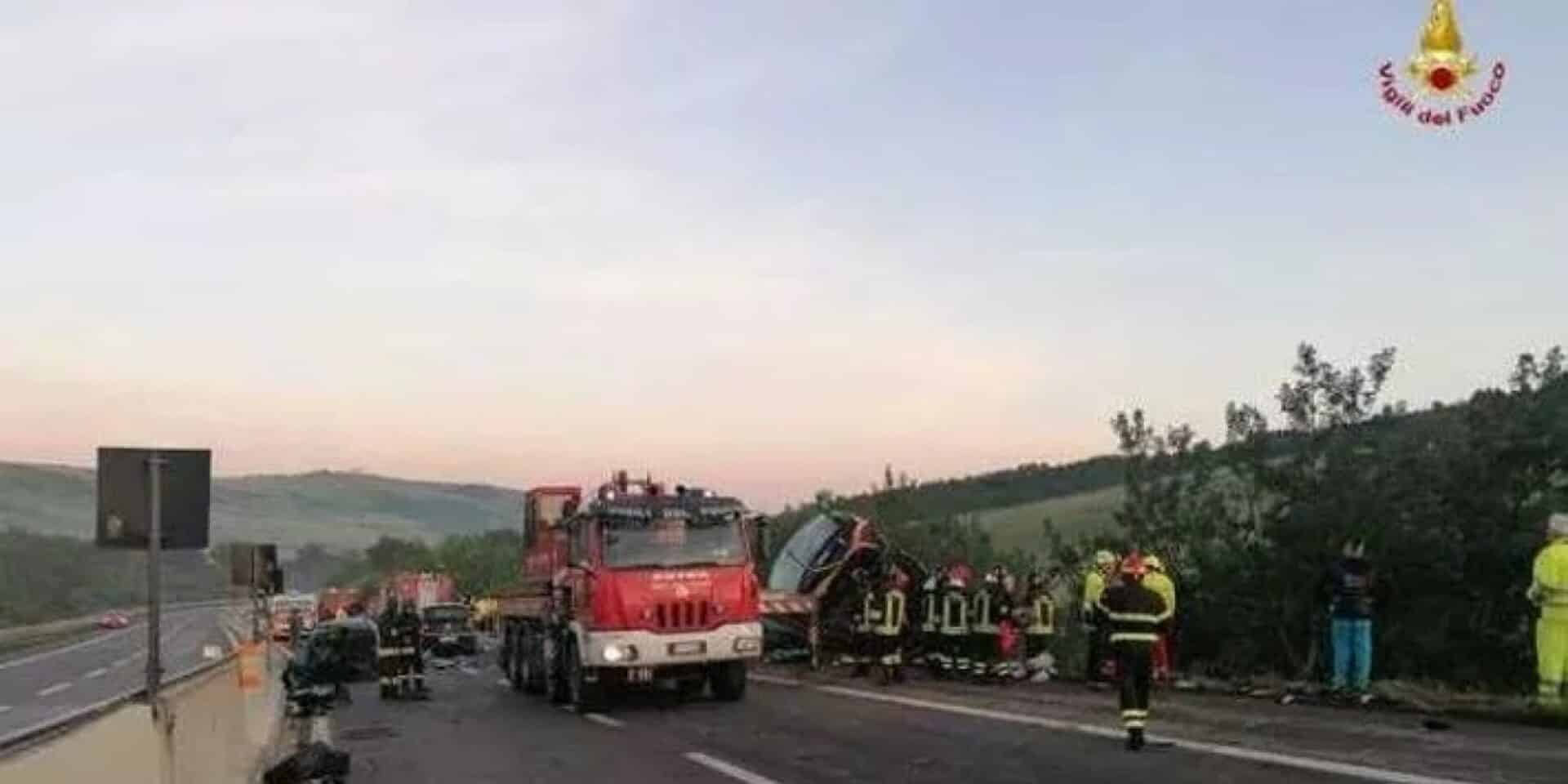 Τουριστικό λεωφορείο έπεσε σε γκρεμό έξω από τη Νάπολη